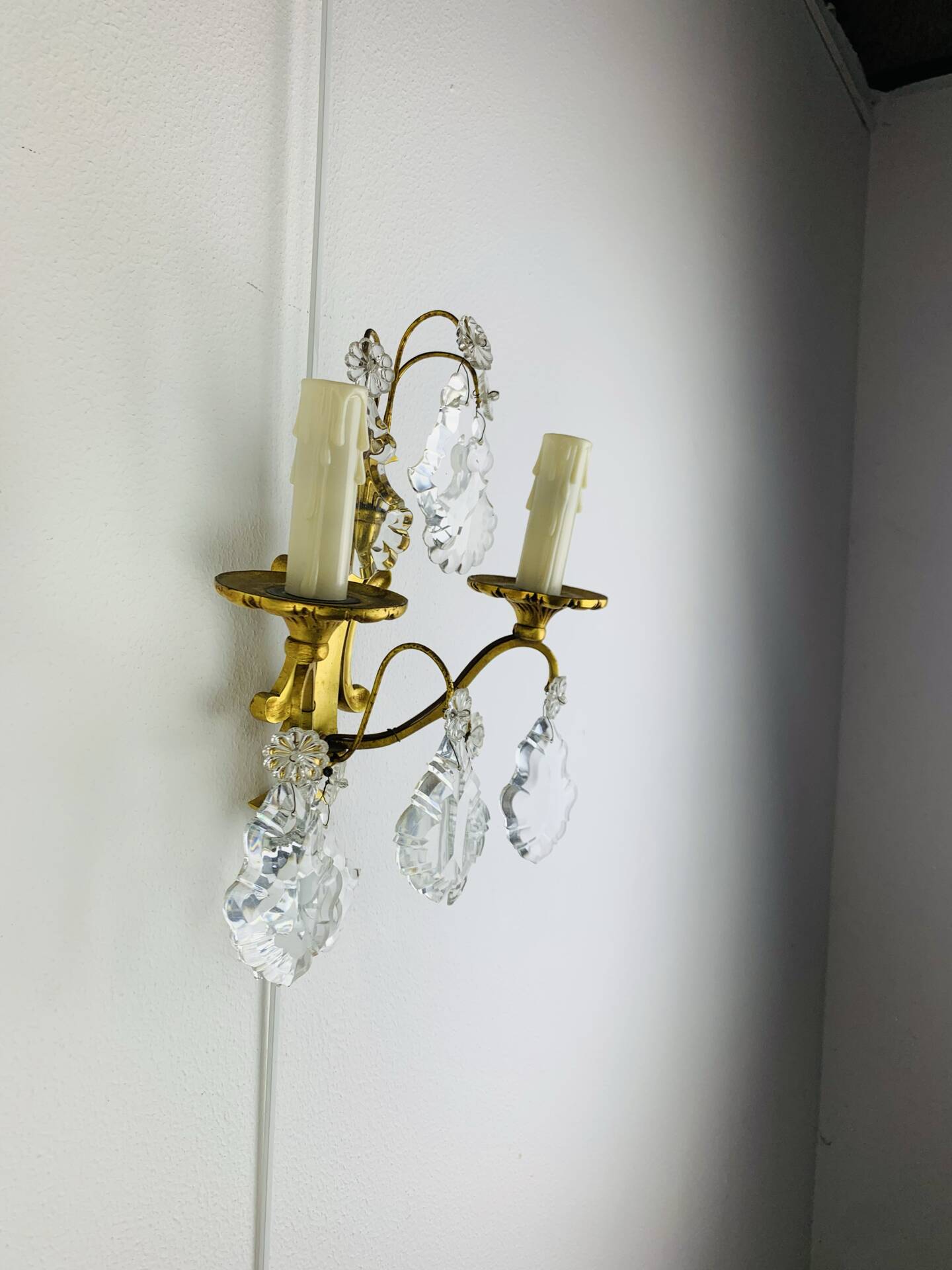 Bronze wall light with rococo style Louis XV pendants.