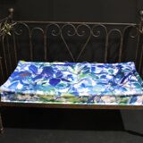 Lit en fer forgé et matelas en laine bleutée