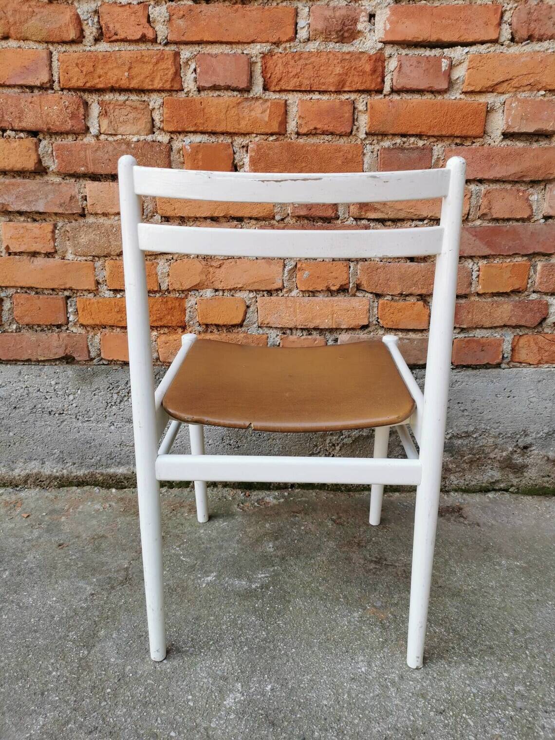 Chaise de salle à manger vintage stol kamnik : bois de hêtre blanc, assise en cuir marron