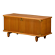 Buffet bas en chêne avec des supports en laiton conçu par Henning Kjærnulf.