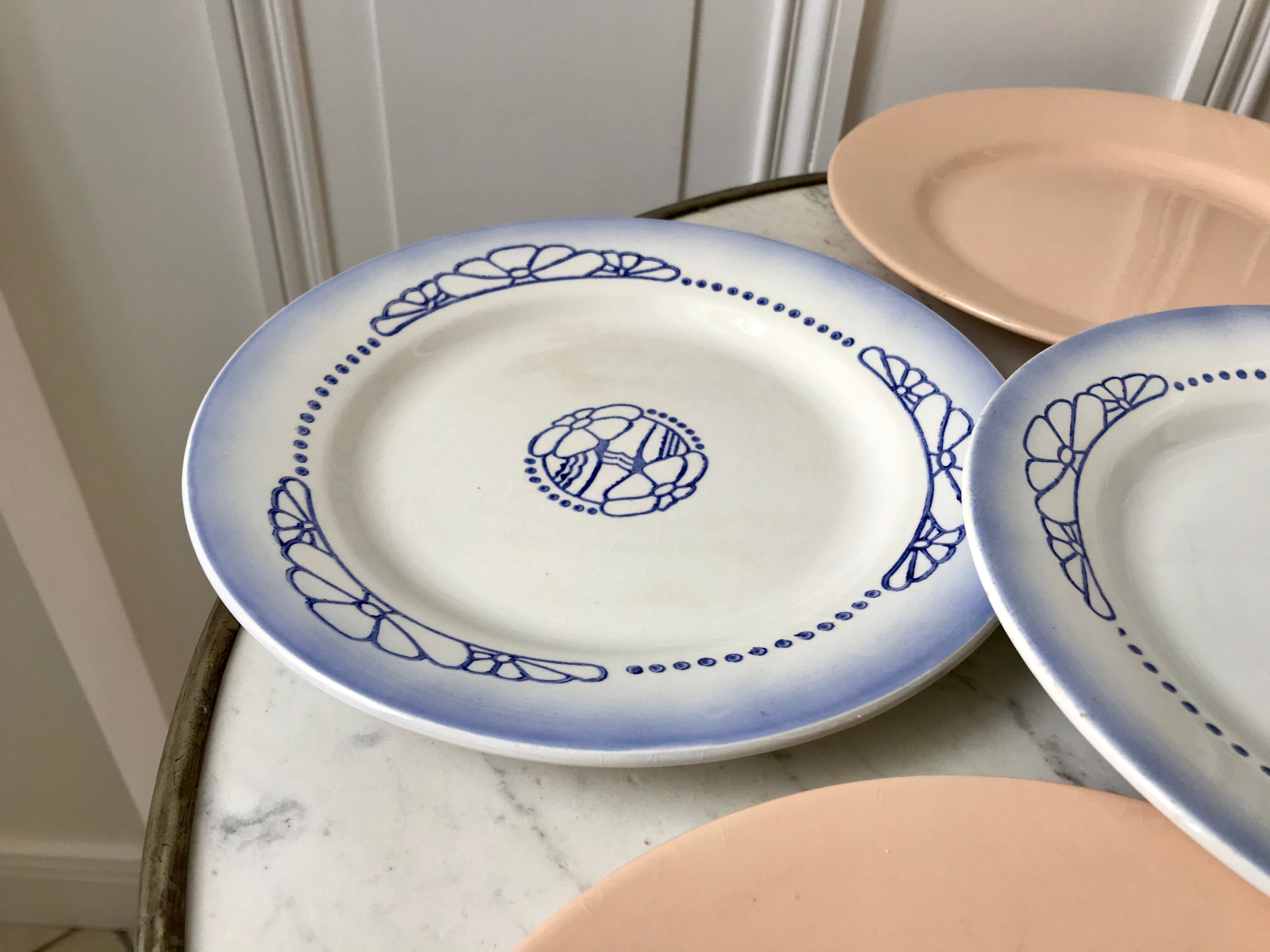 Lot de 6 assiettes plates dépareillées Digoin Sarreguemines  "Arroux" et rose poudré années 30-40