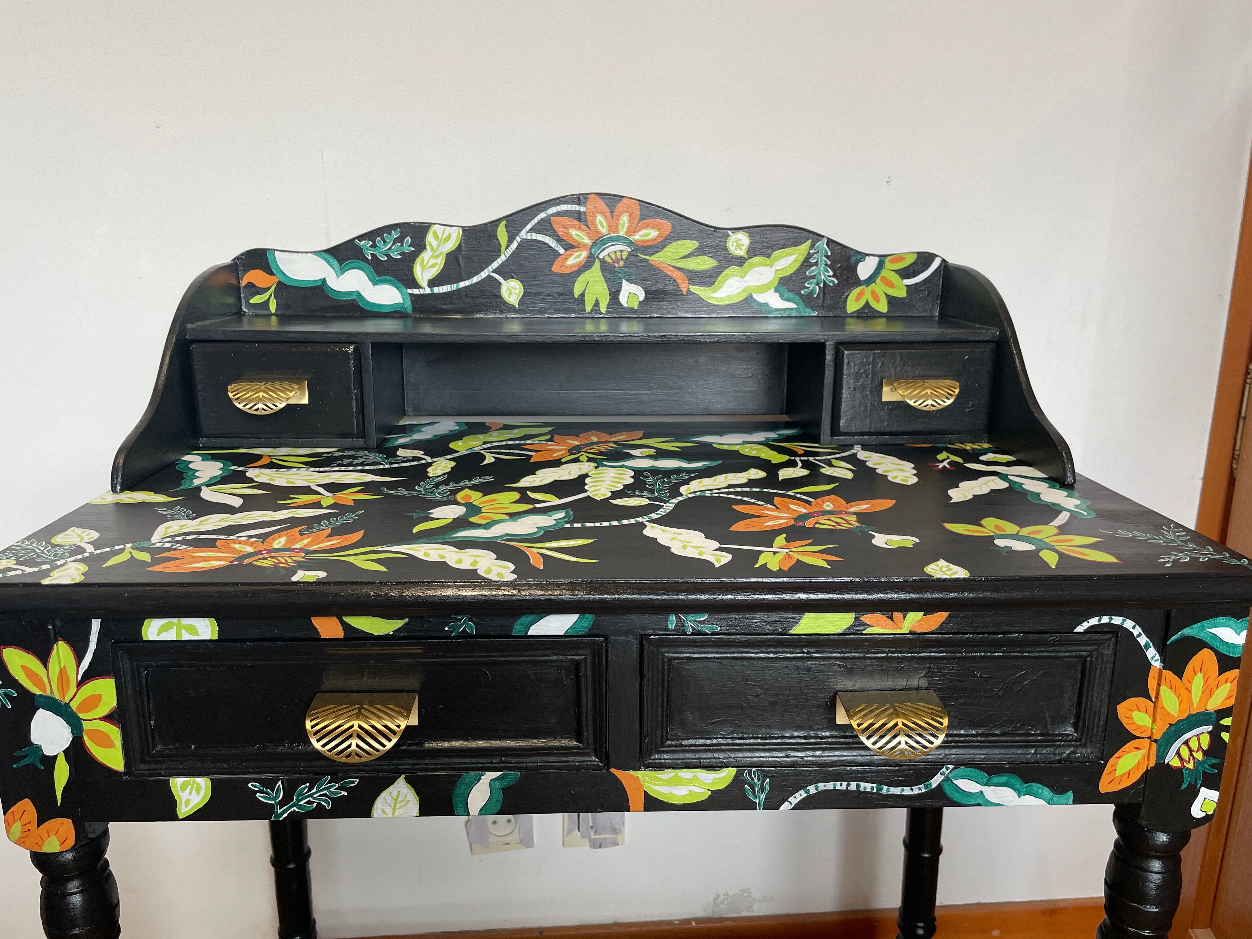 Painted hairdress / desk