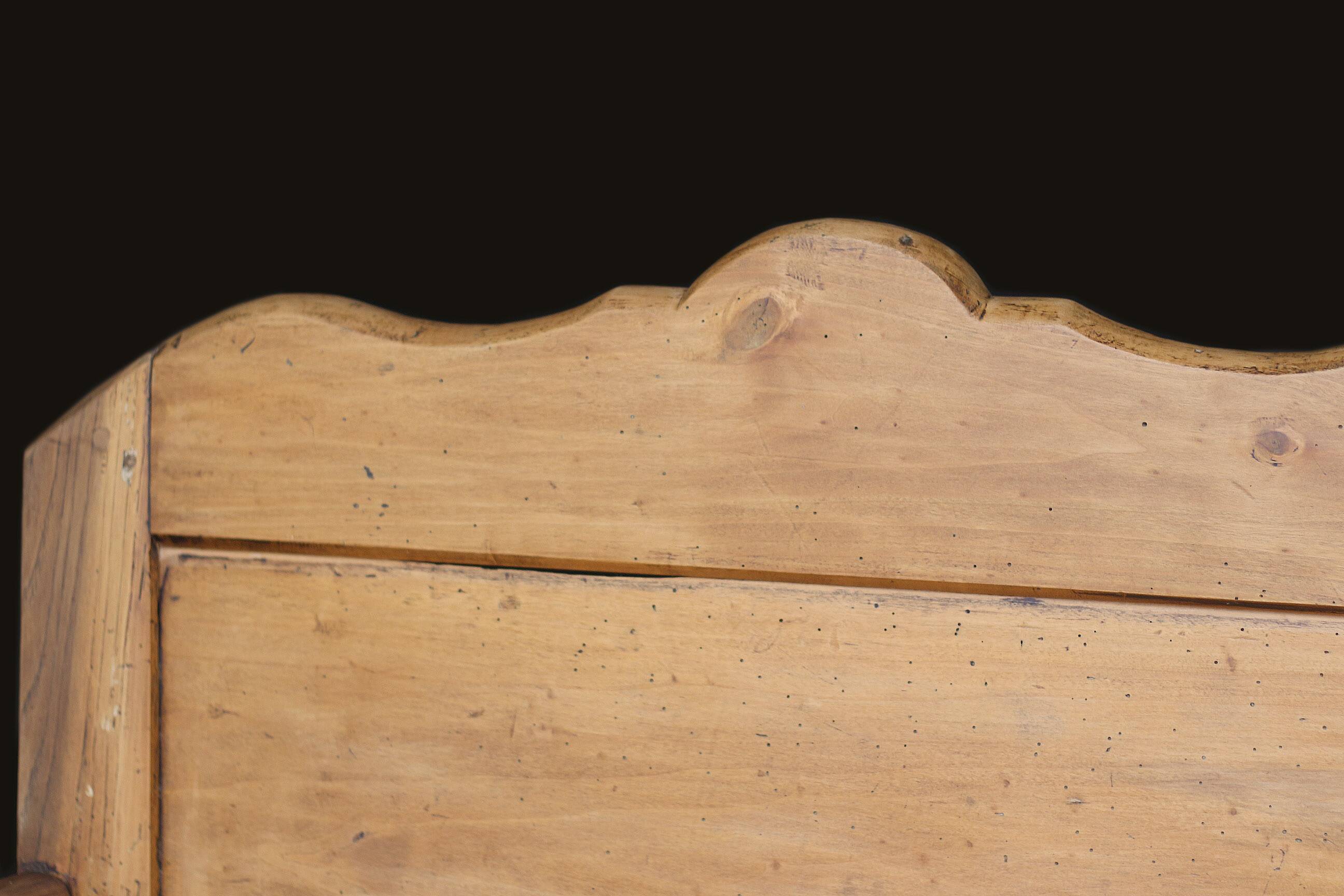 Adorable wooden sacristy bench in light wood. Late 19th century.