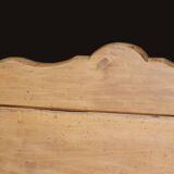 Adorable wooden sacristy bench in light wood. Late 19th century.