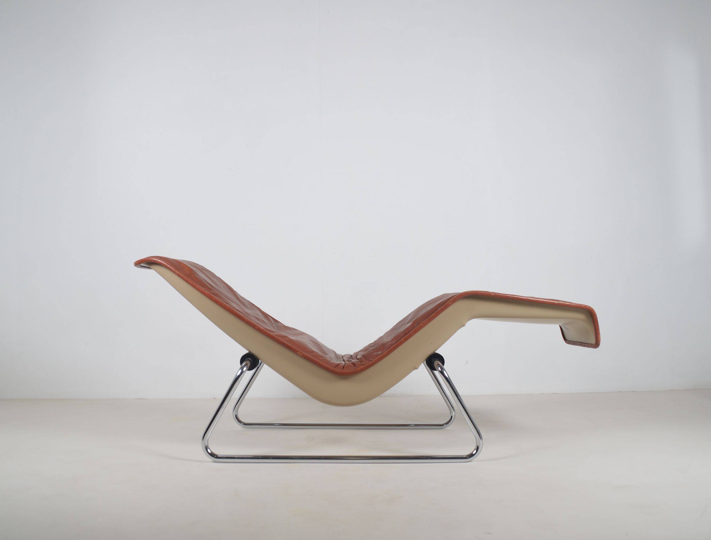 Fauteuil lounge Space Age en cuir avec base chromée, années 1970