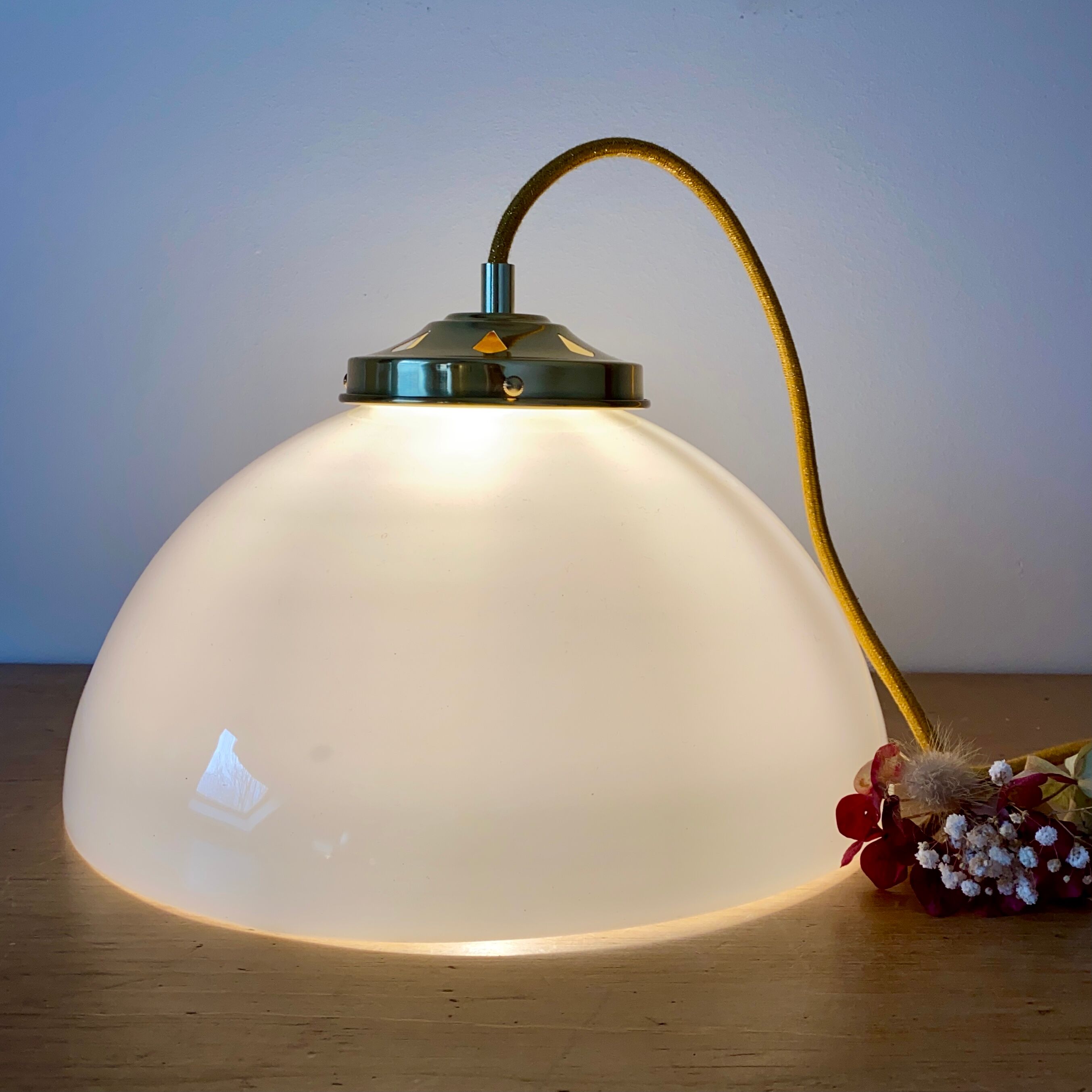 Suspension abat-jour vintage en opaline blanche