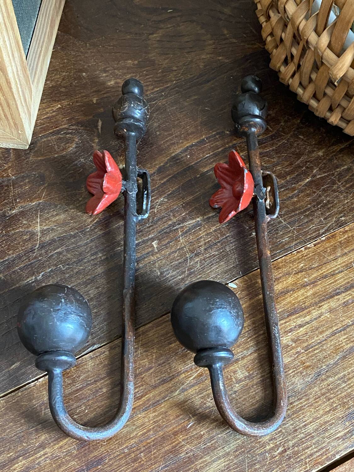 Pair of wall hooks in cast iron