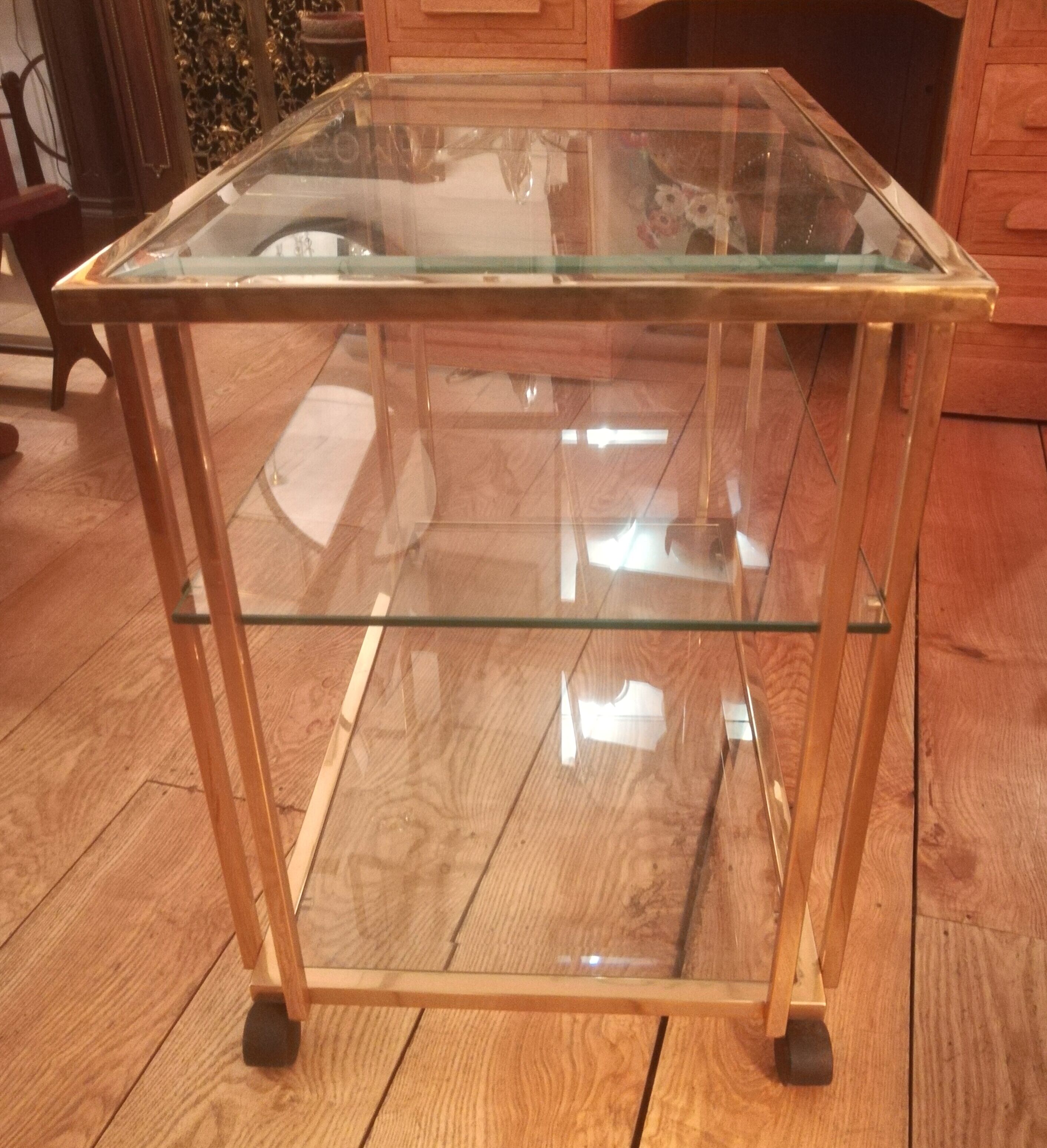 Trolley on wheels in gilded brass and beveled glass