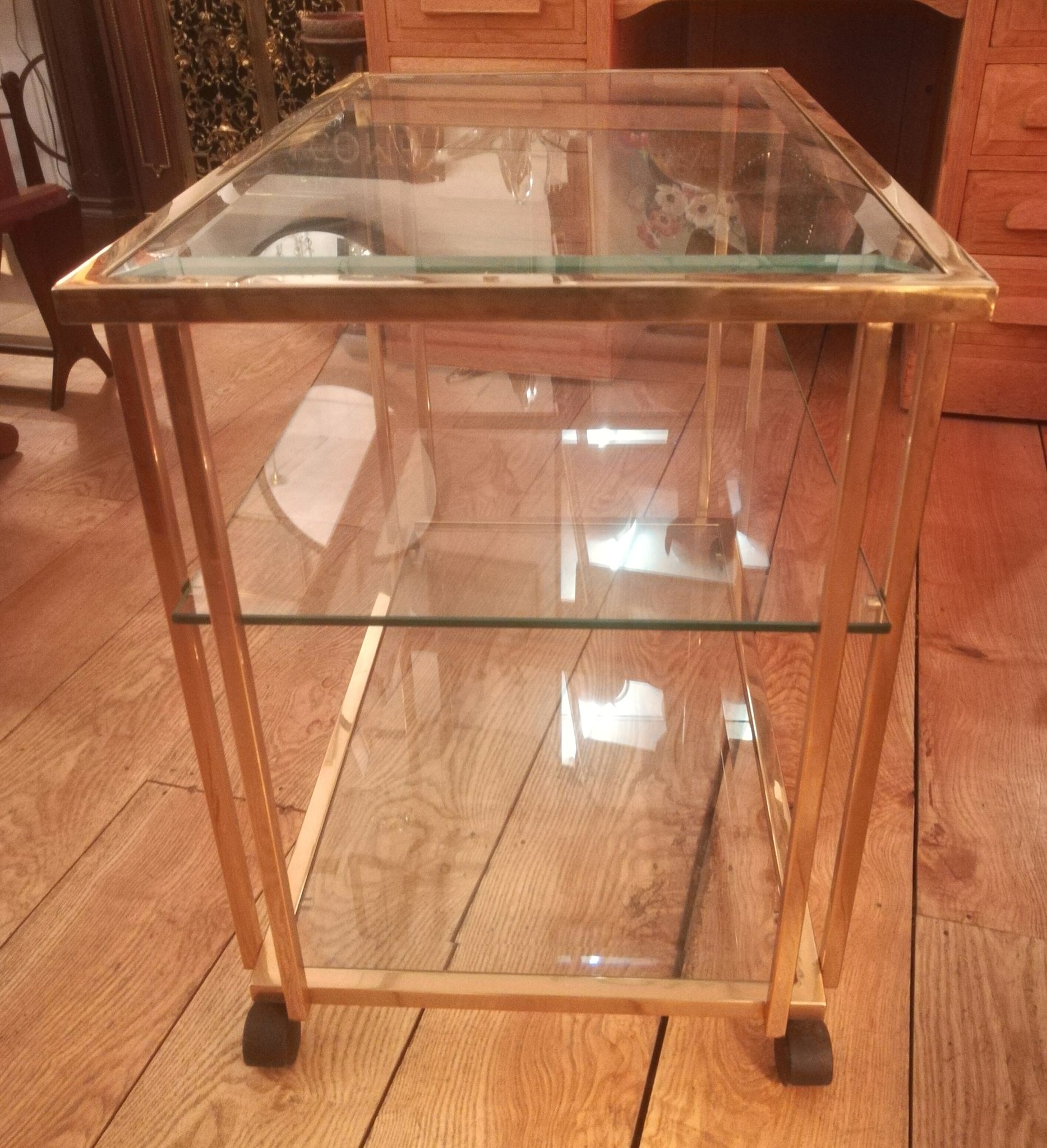 Desserte à roulettes en laiton doré et verre biseauté