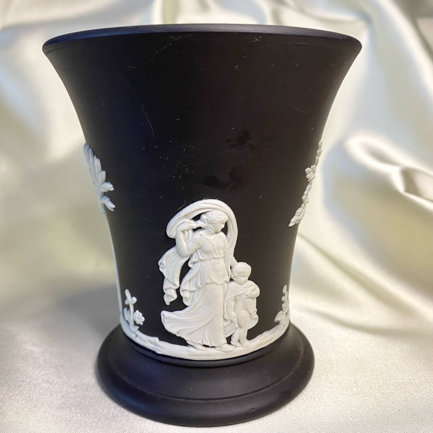 Wegwood England vase, 9.5 cm