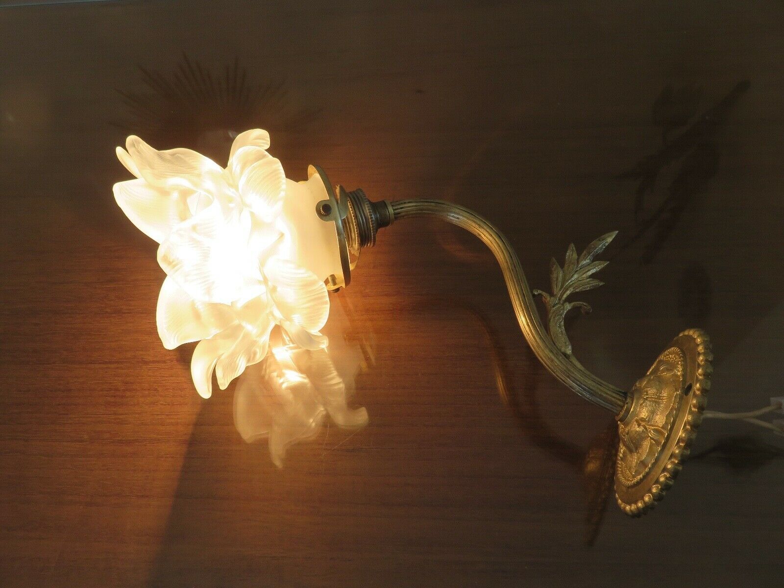 Art Deco wall lamp in bronze and tulip in the shape of pink 30s 40s