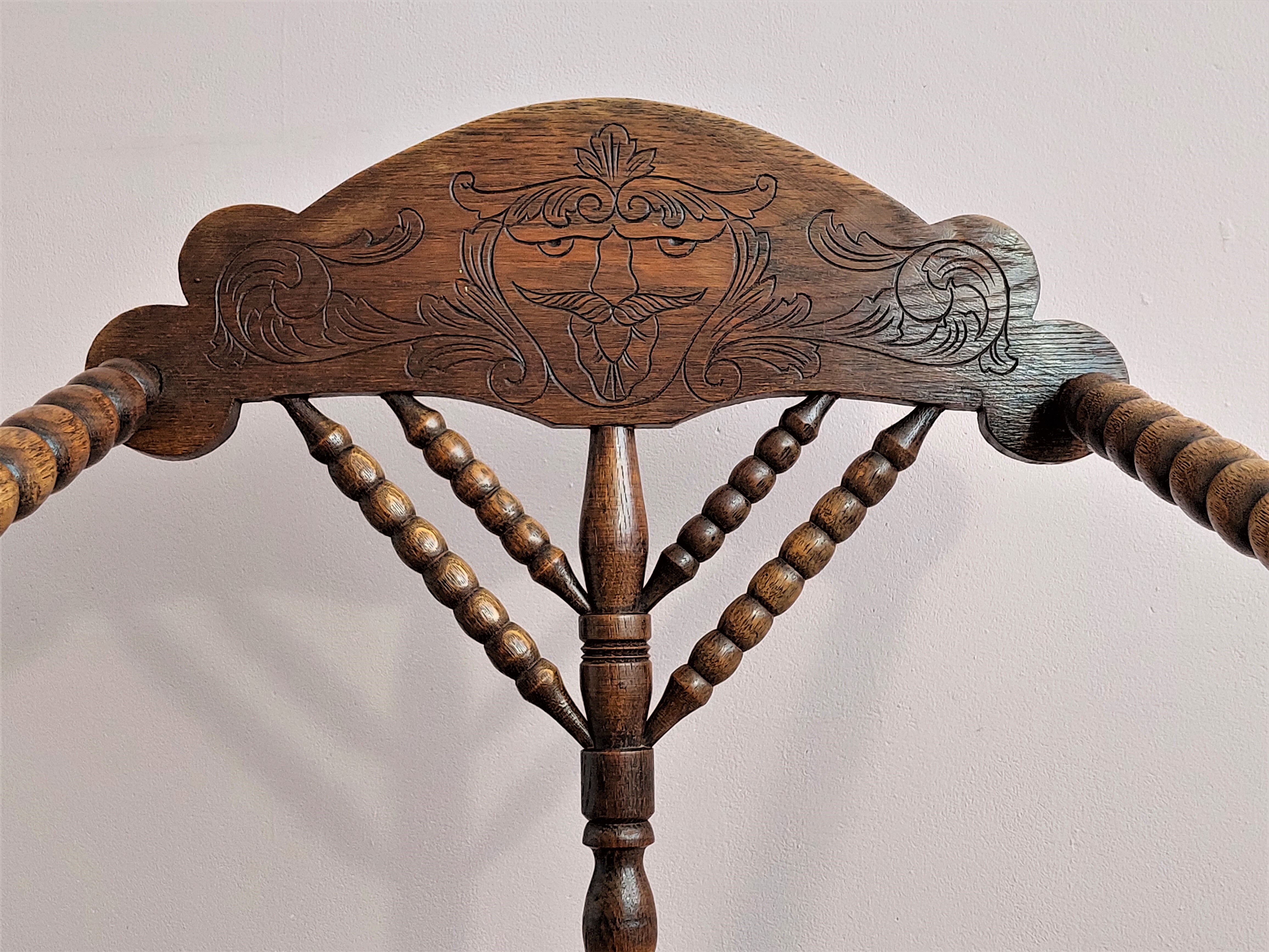 Chaise triangulaire hollandaise Bobbin Turners, années 1900.