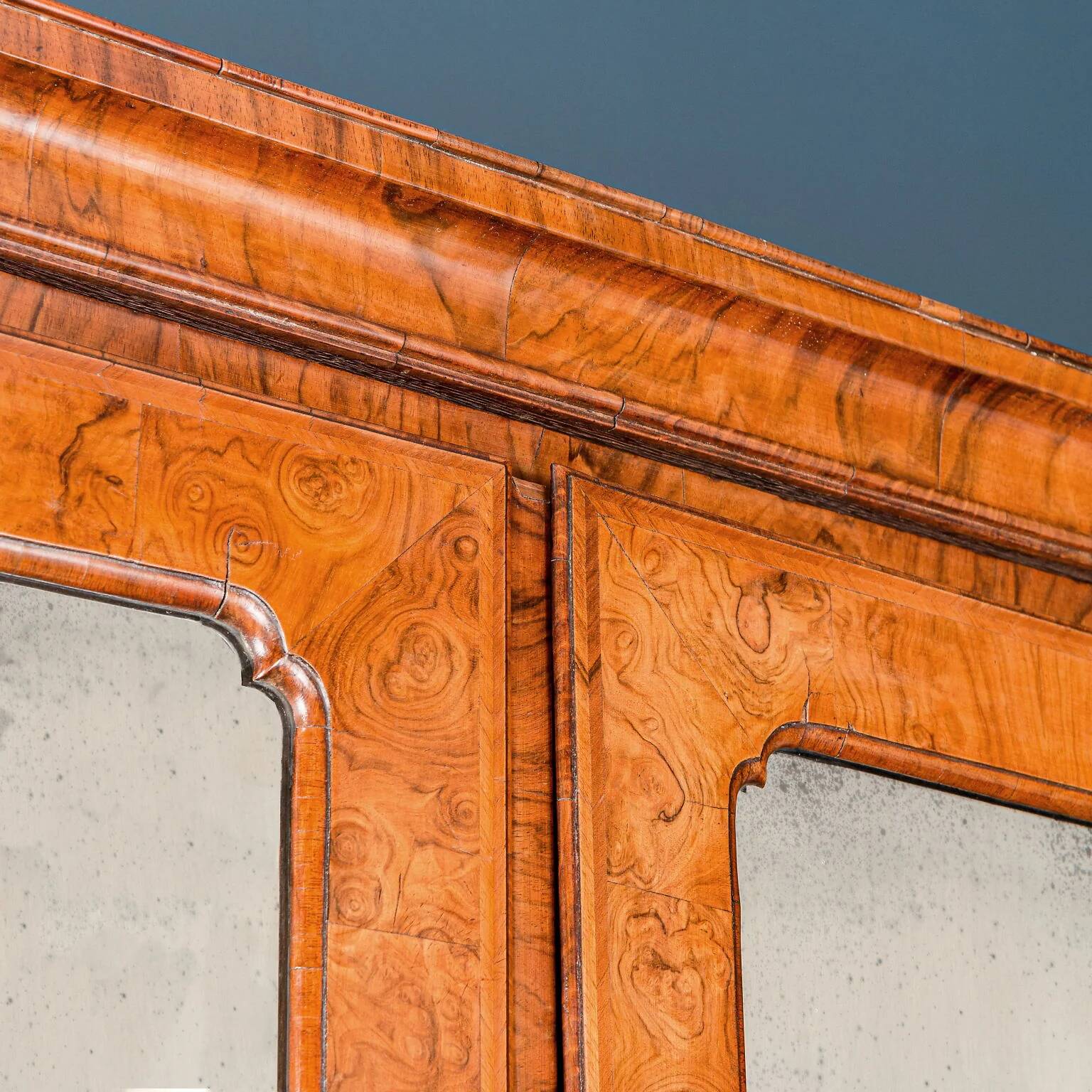 Queen Anne trumeau in walnut and oak, Great Britain, 18th century