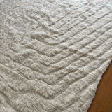Tapis berbère beni ouarain blanc a motifs en reliefs abstrait