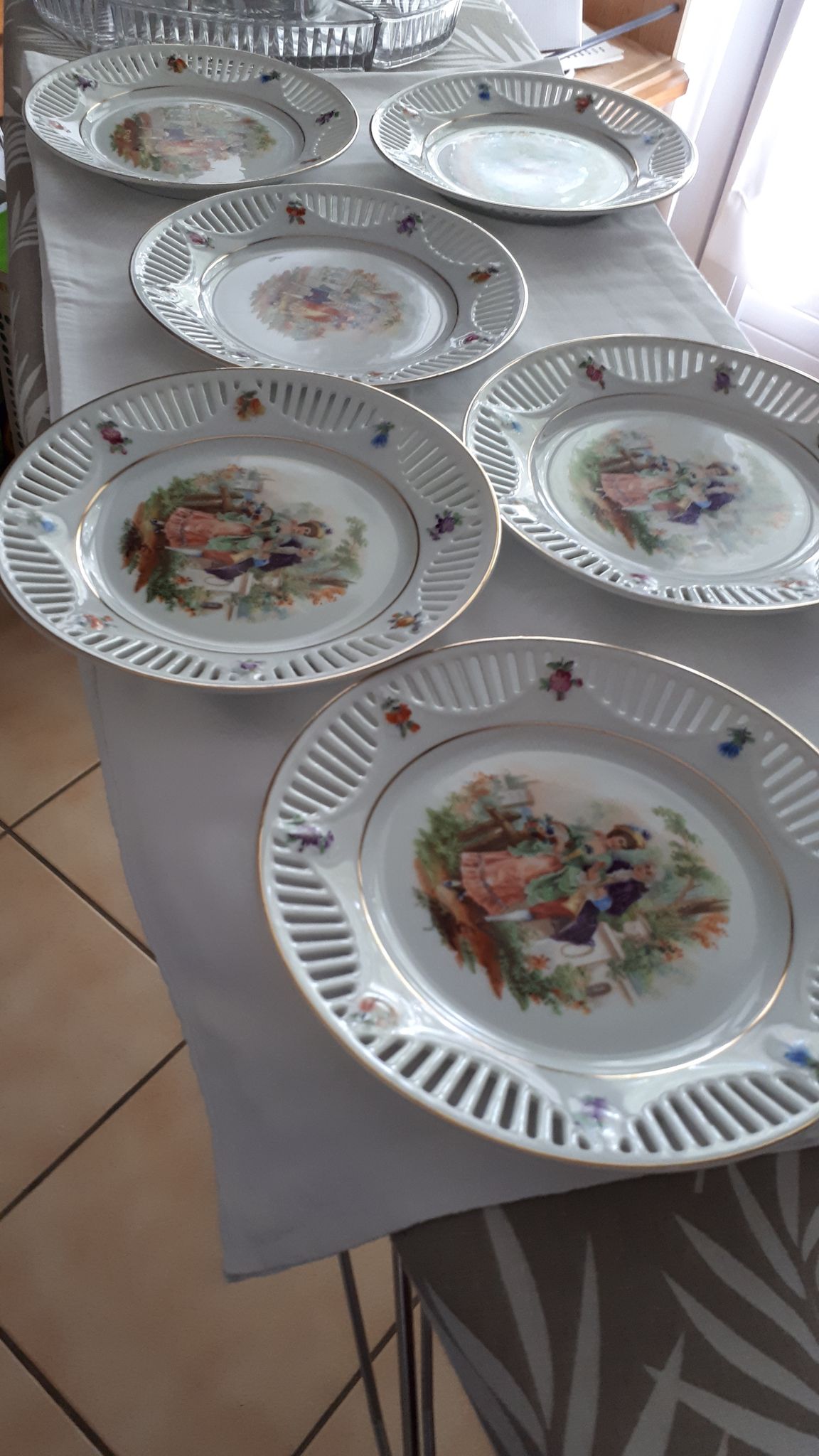 6 assiettes à dessert "scènes galantes"