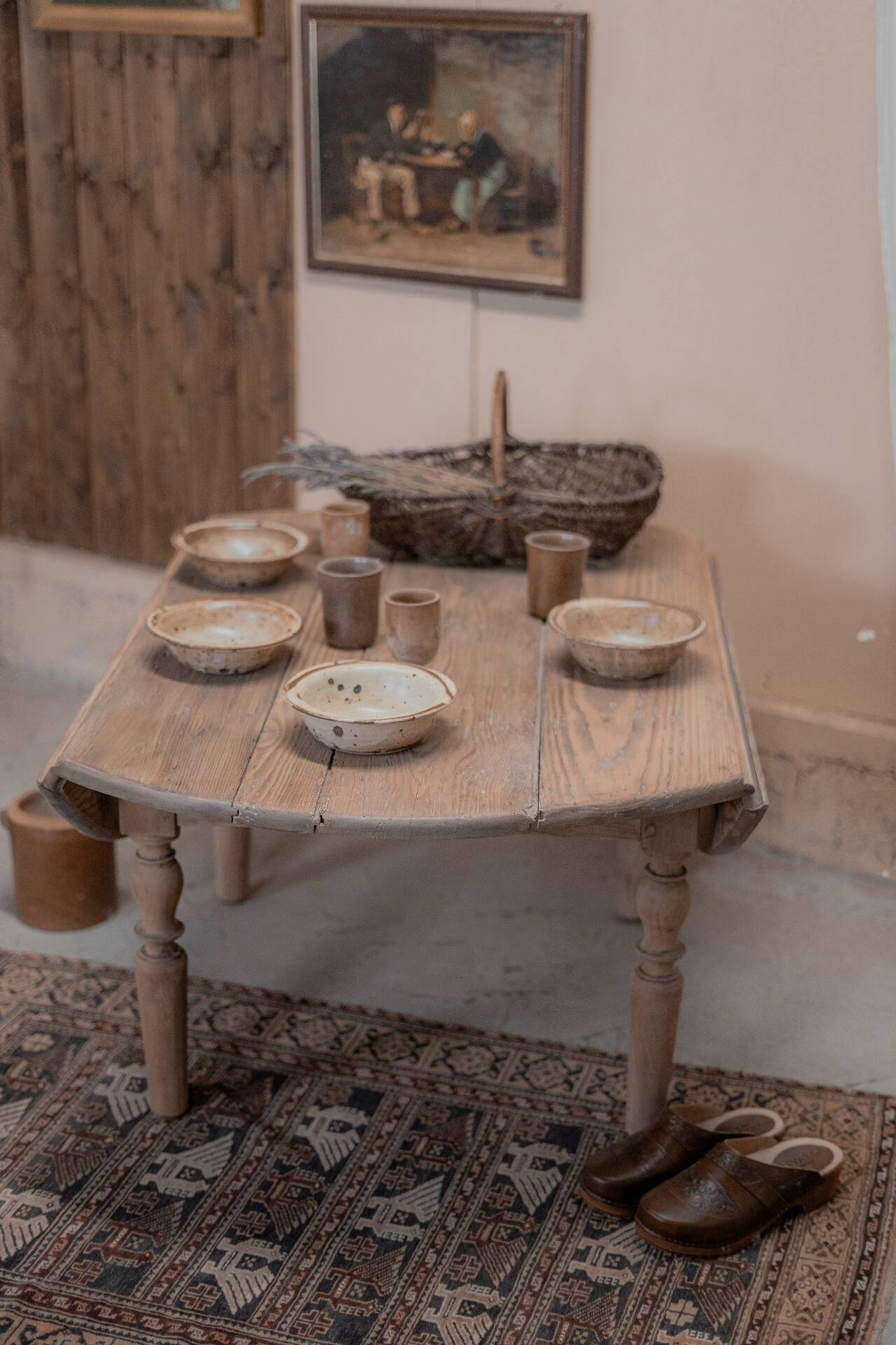 Round coffee table