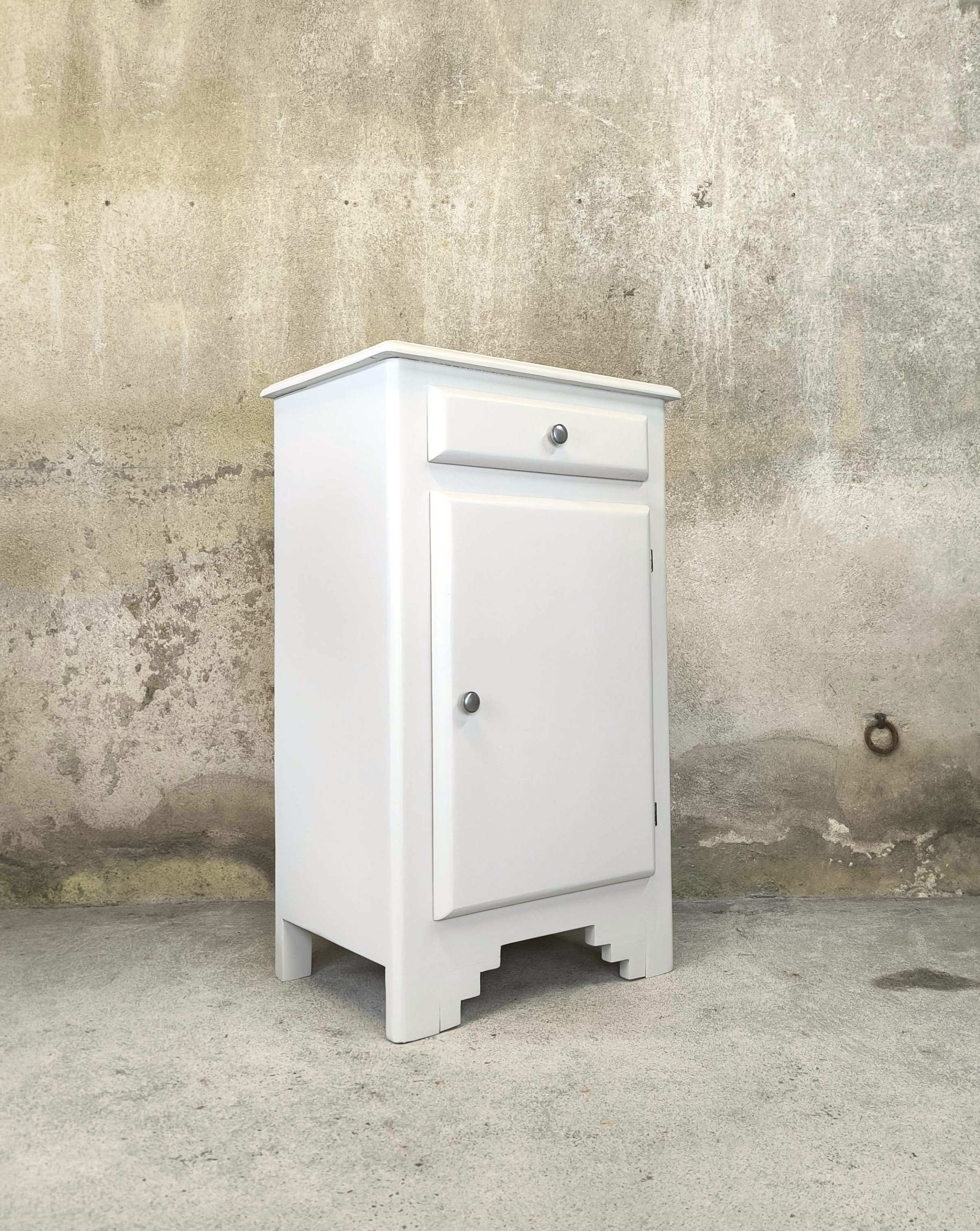 Vintage buffet/confiturier in white/greige painted wood.