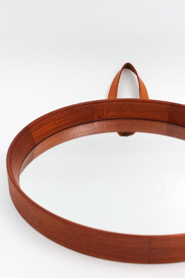 Miroir scandinave en teck avec bracelet en cuir 1950s 19,5cm