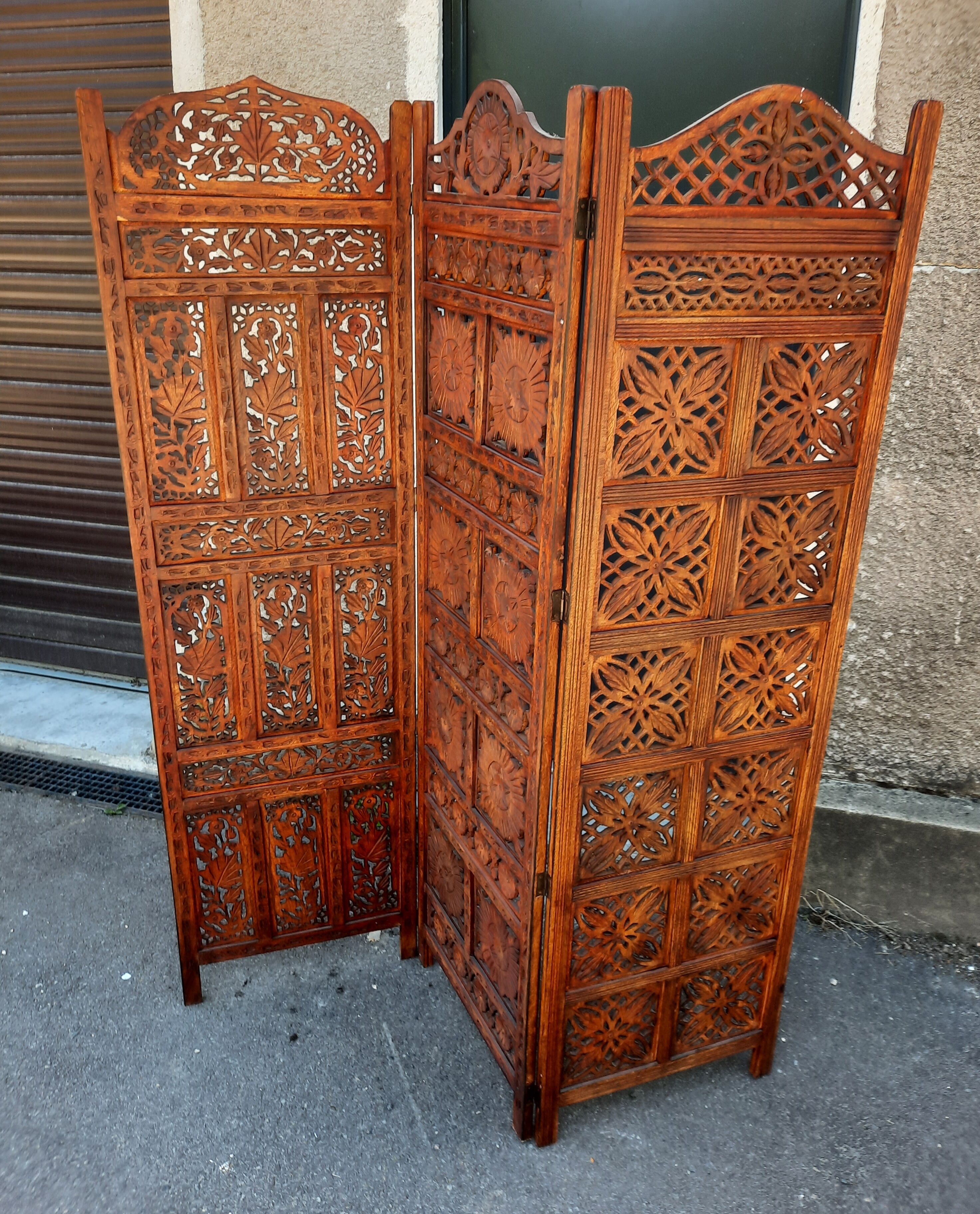 3-leaf screen in cut wood