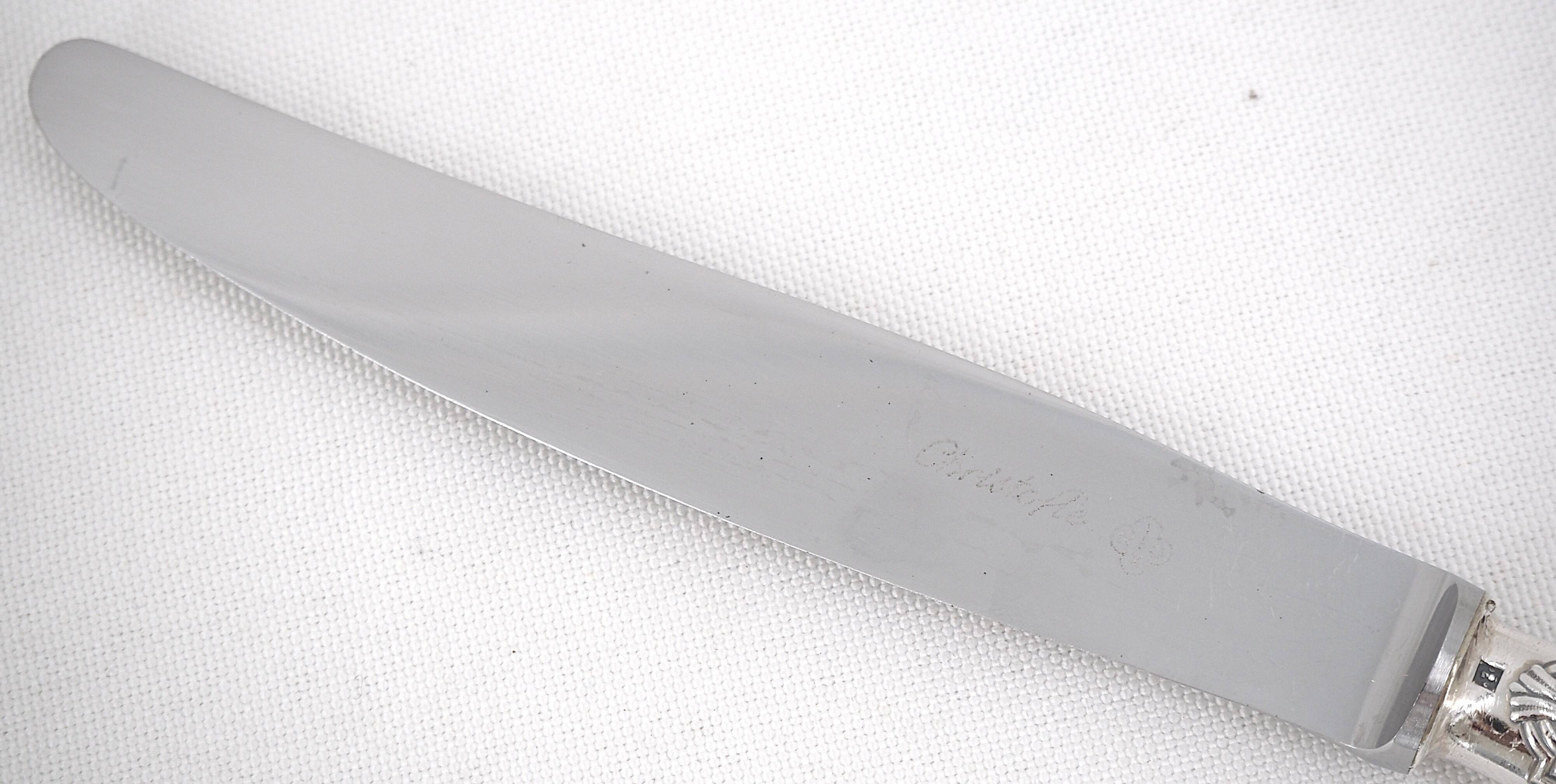 Christofle Rubans, 10 silver-plated table knives, in excellent condition.