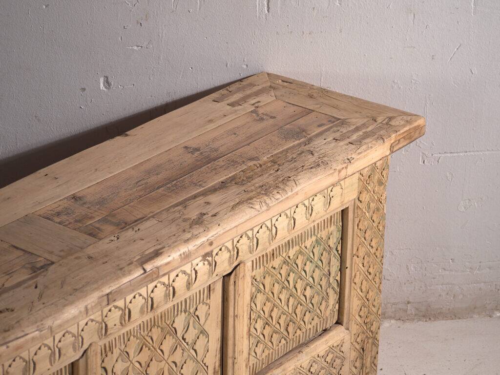 Buffet bas ancien sculpté en bois de sapin – Chine, vers 1900