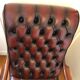 Fauteuil chesterfield et son repose pieds