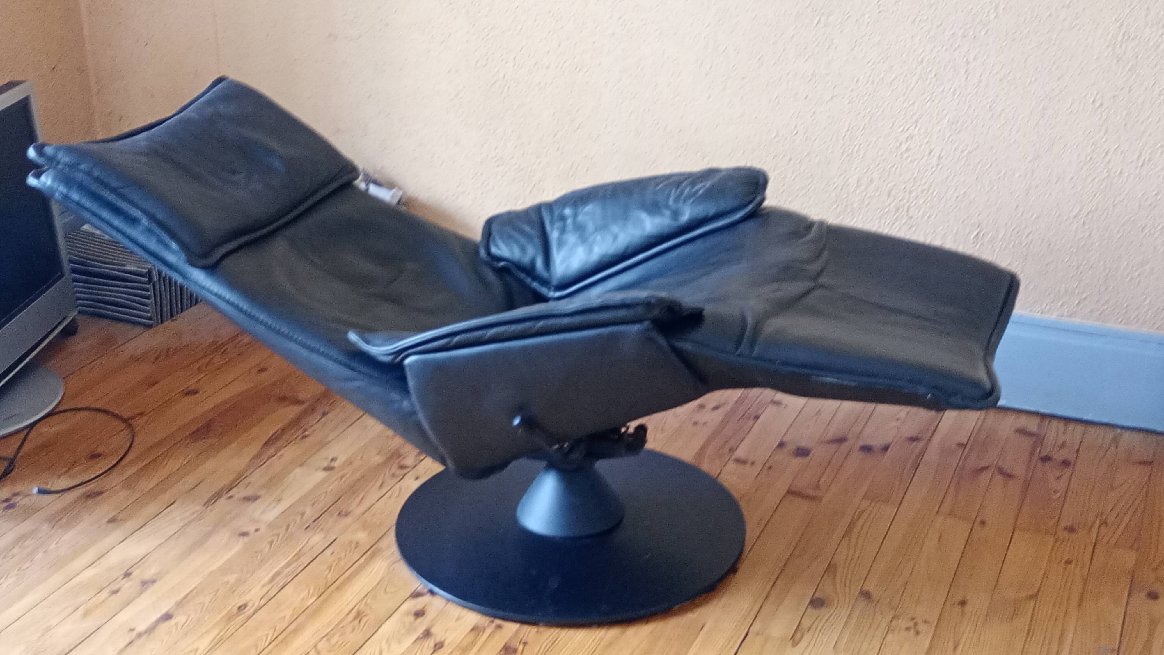 Armchair by designer Hjellegjerde. Contura Zero Gravity model for Modi.