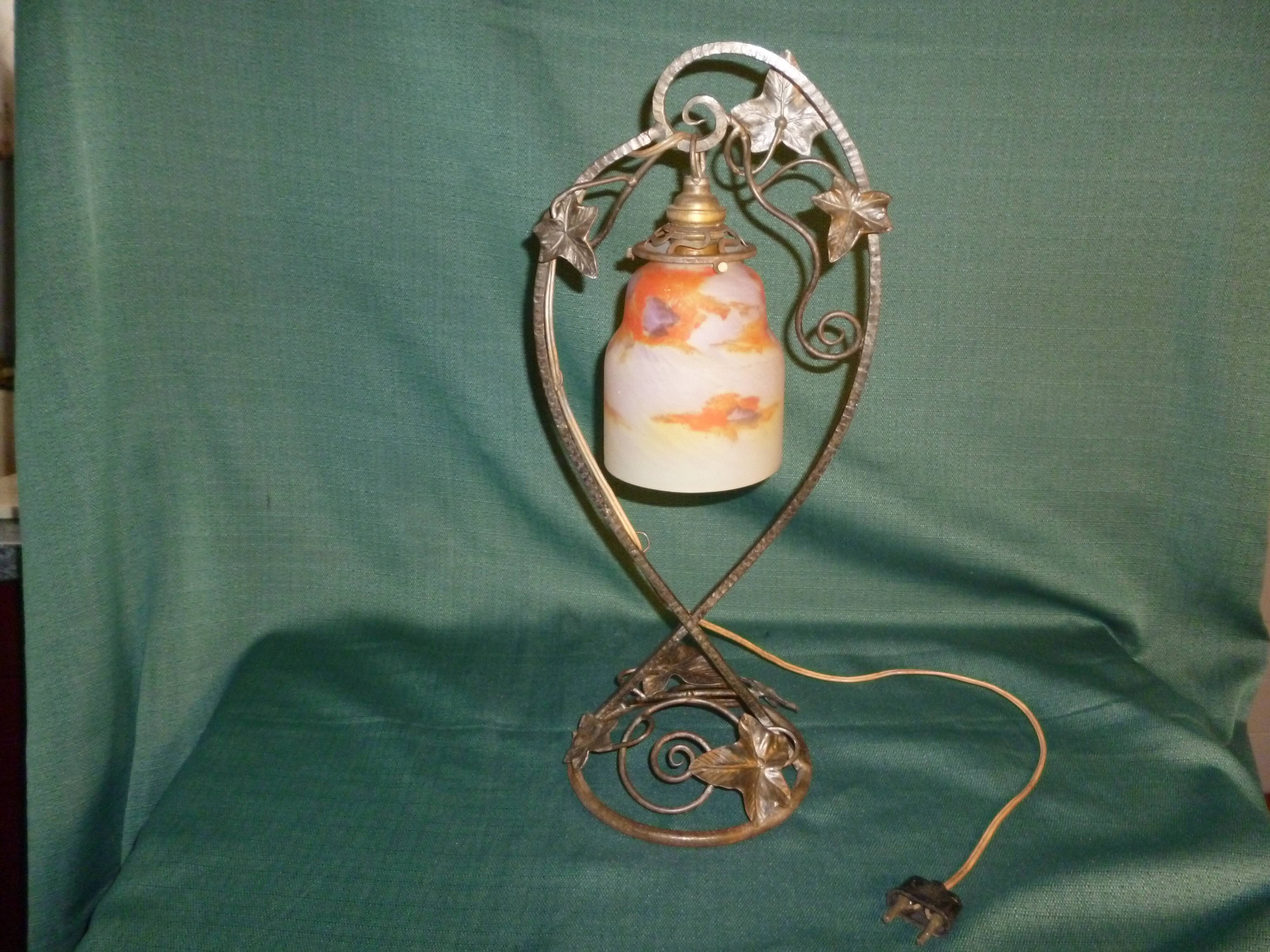 Art Deco lamp in glass paste and wrought iron leaves