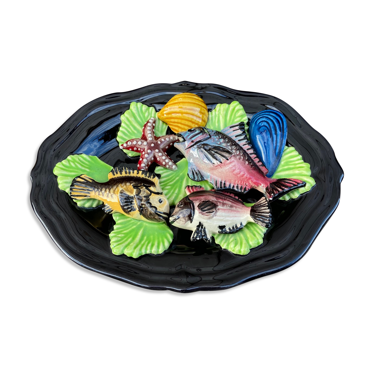 Decorative plate in slurry-decoration fish