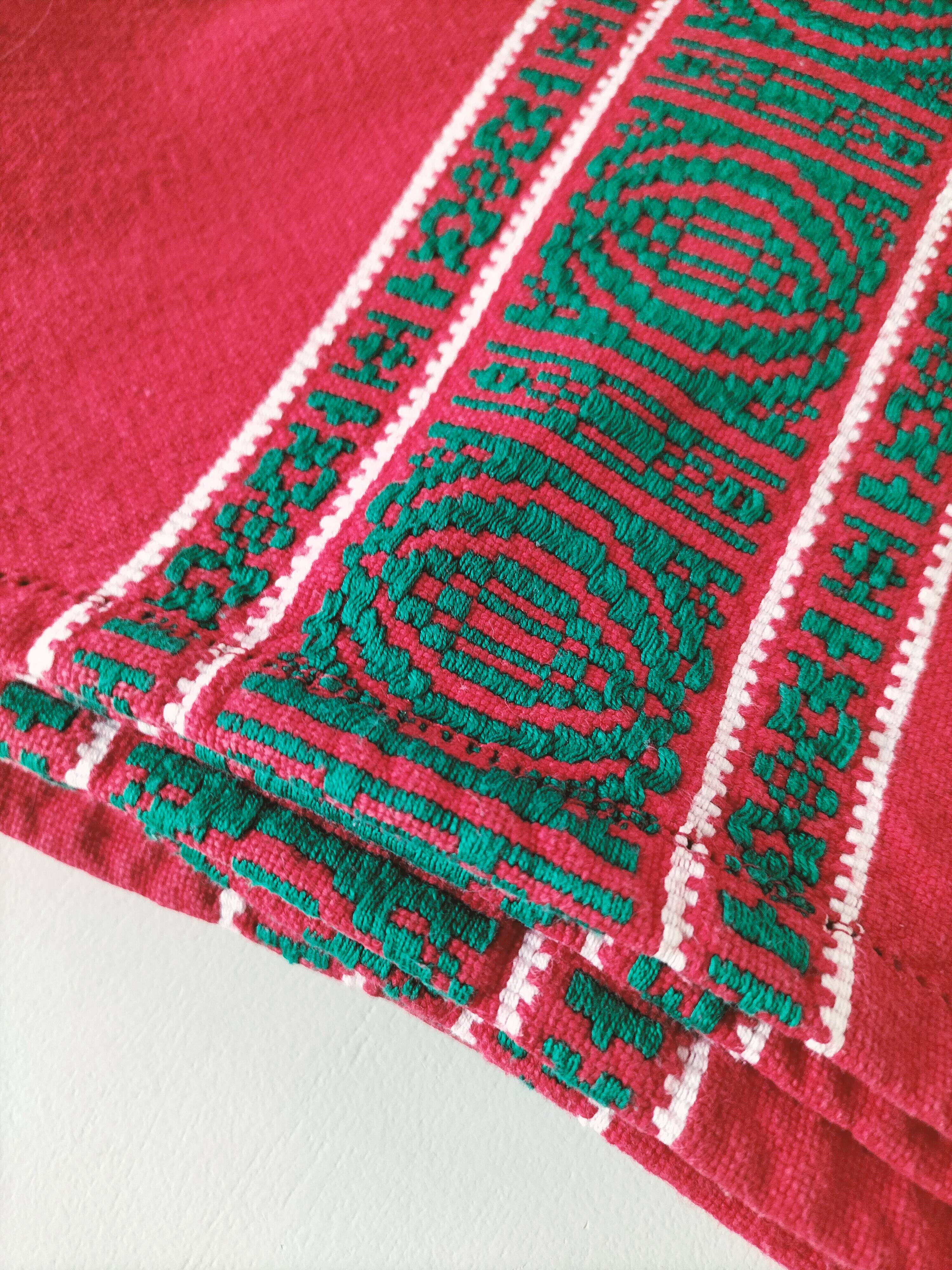 Red Basque tablecloth + 8 emerald green embroidered napkins