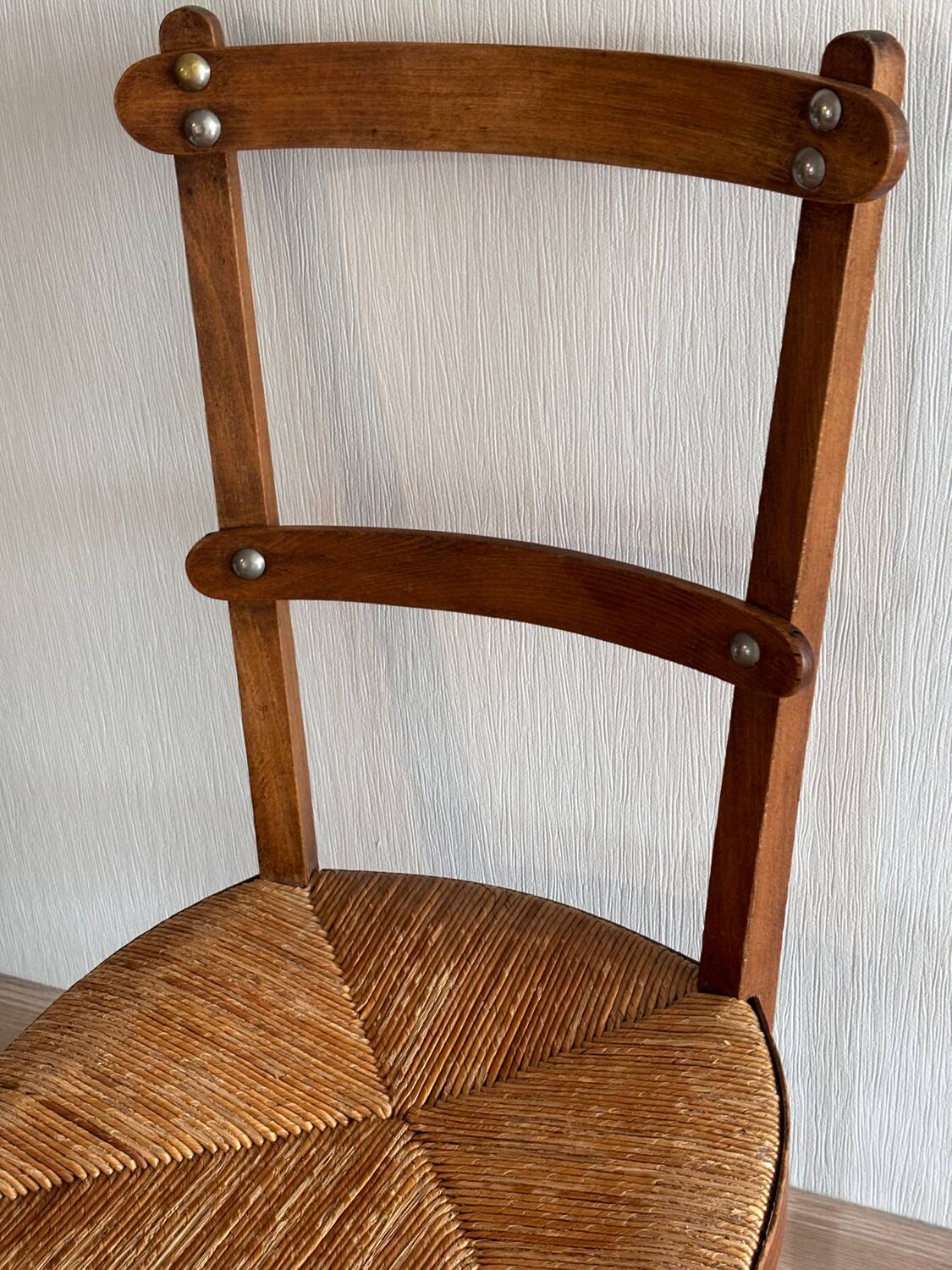 Chaise basse « nourrice » paillée vintage