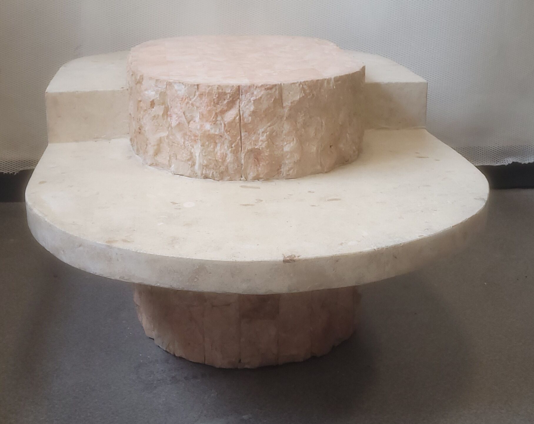 Table basse ovale en pierre plaque de marbre Mactan de Magnussen Ponte