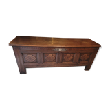 Coffre en bois sculpté