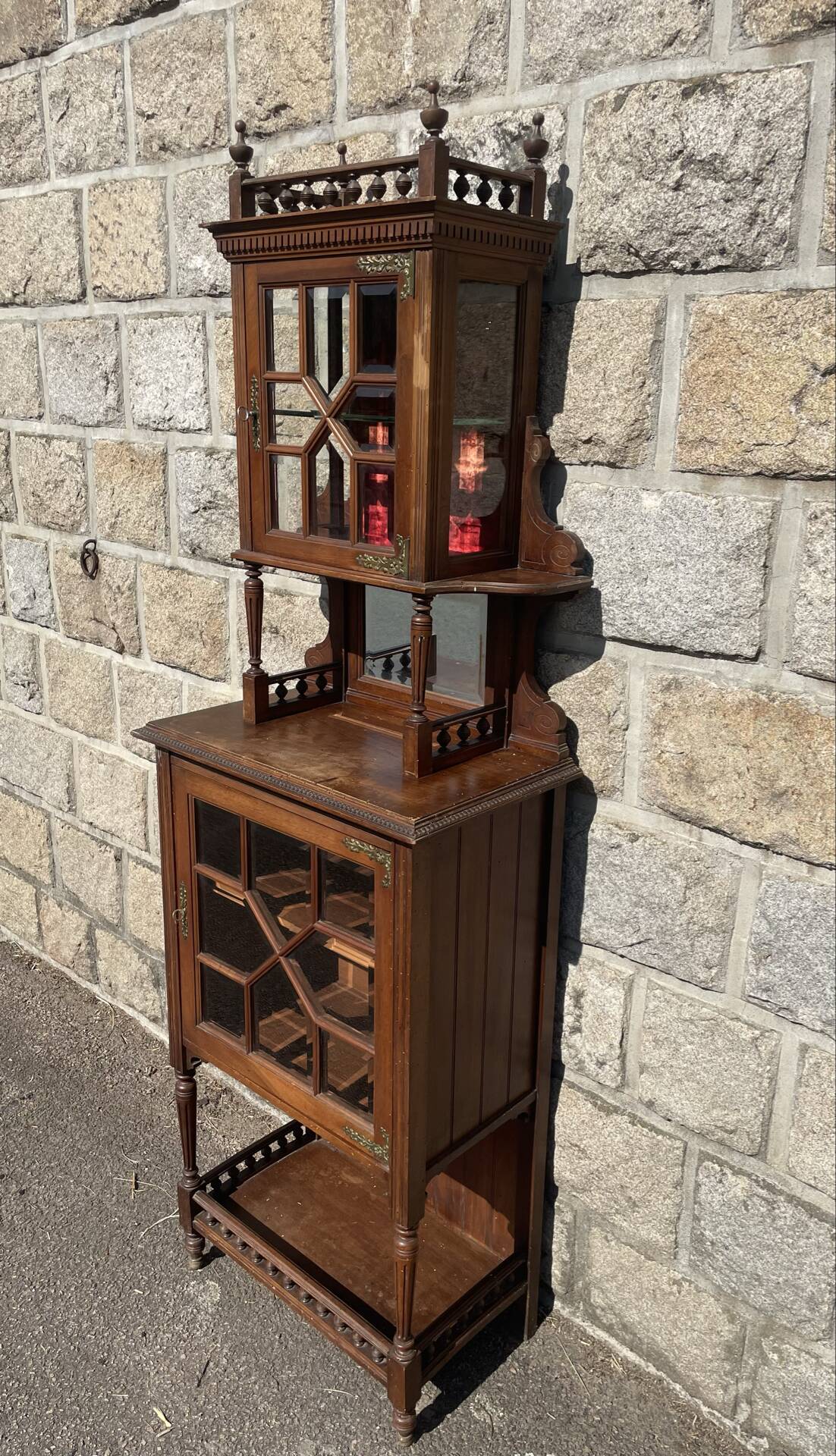 Vitrine en noyer mouluré et sculpté à deux-corps.