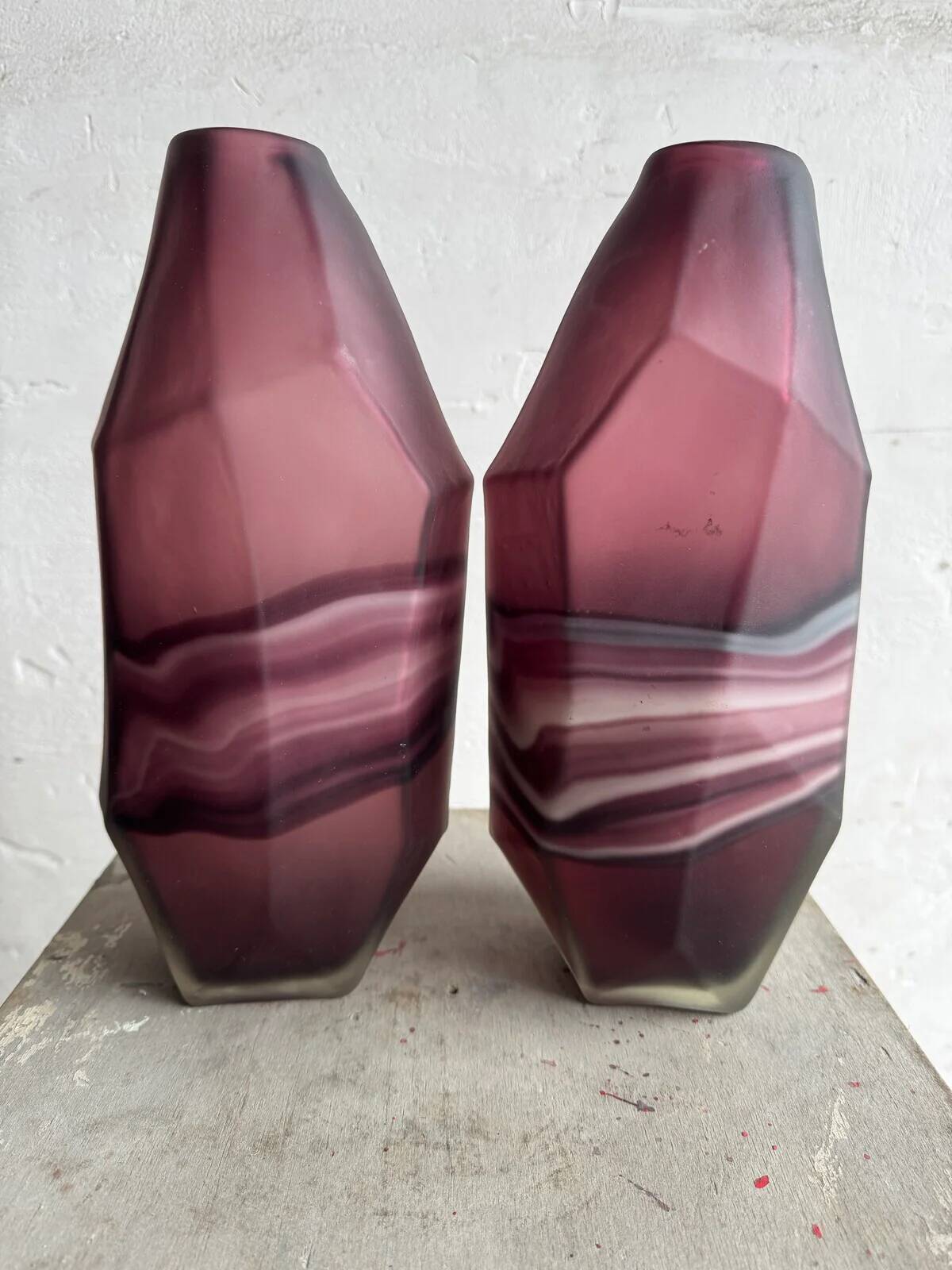 Ensemble de vases en verre améthyste et blanc à motifs tourbillonnants — Paire de vases géométriques à facettes en verre moderne