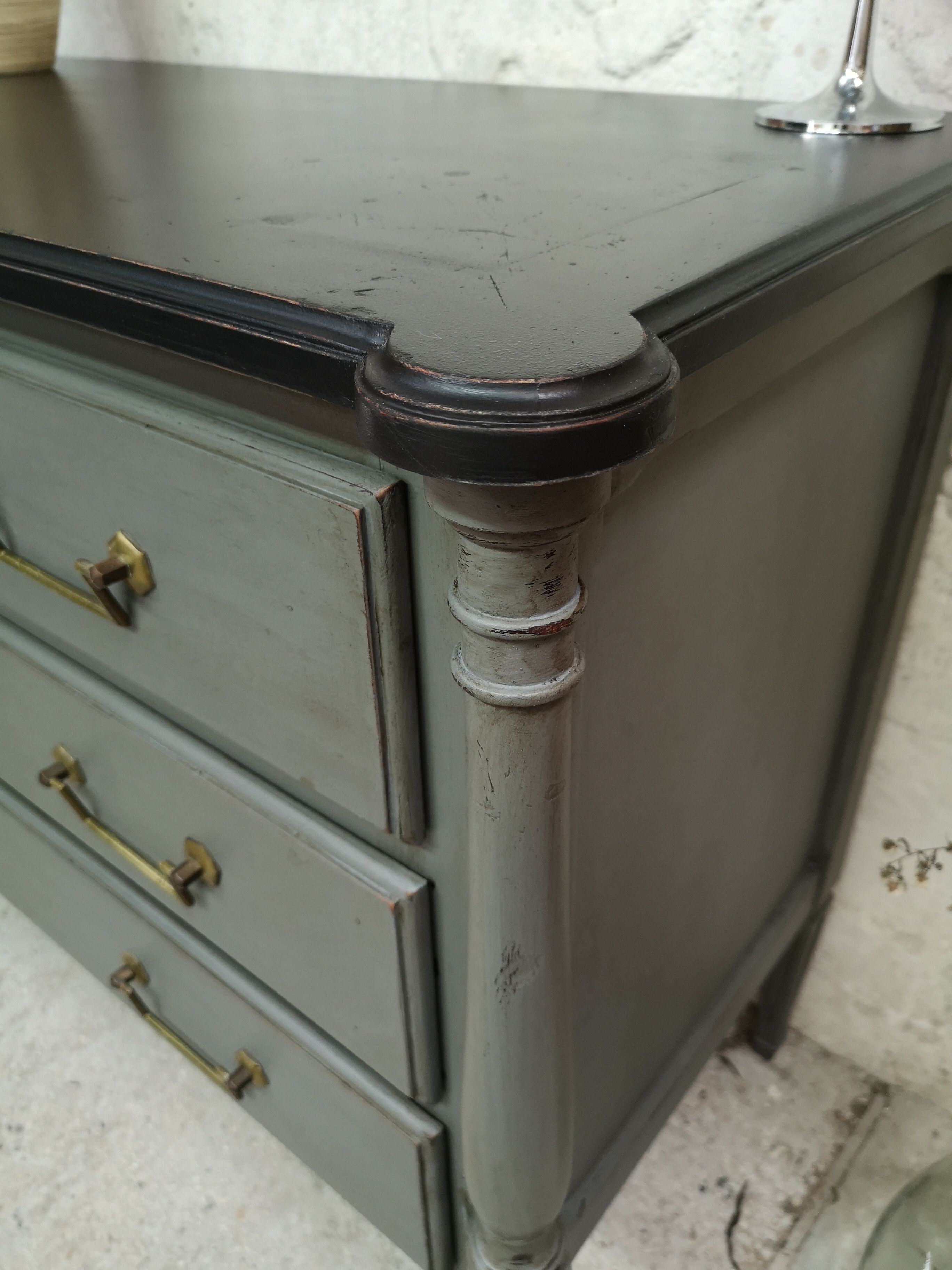 Old-style shabby chic gustavian patina