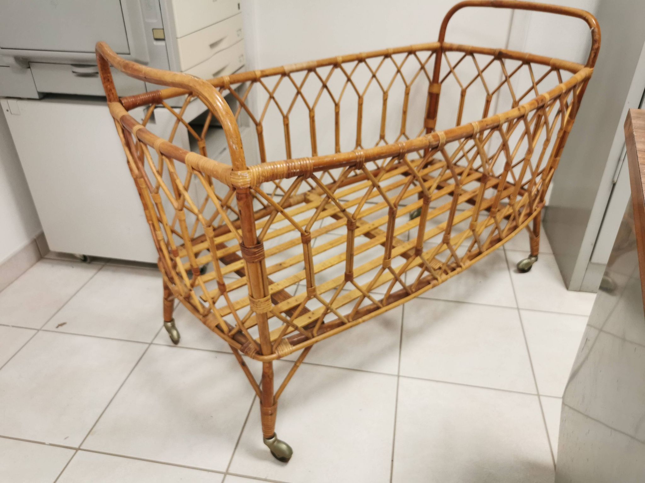 Lit enfant, bébé vintage en rotin