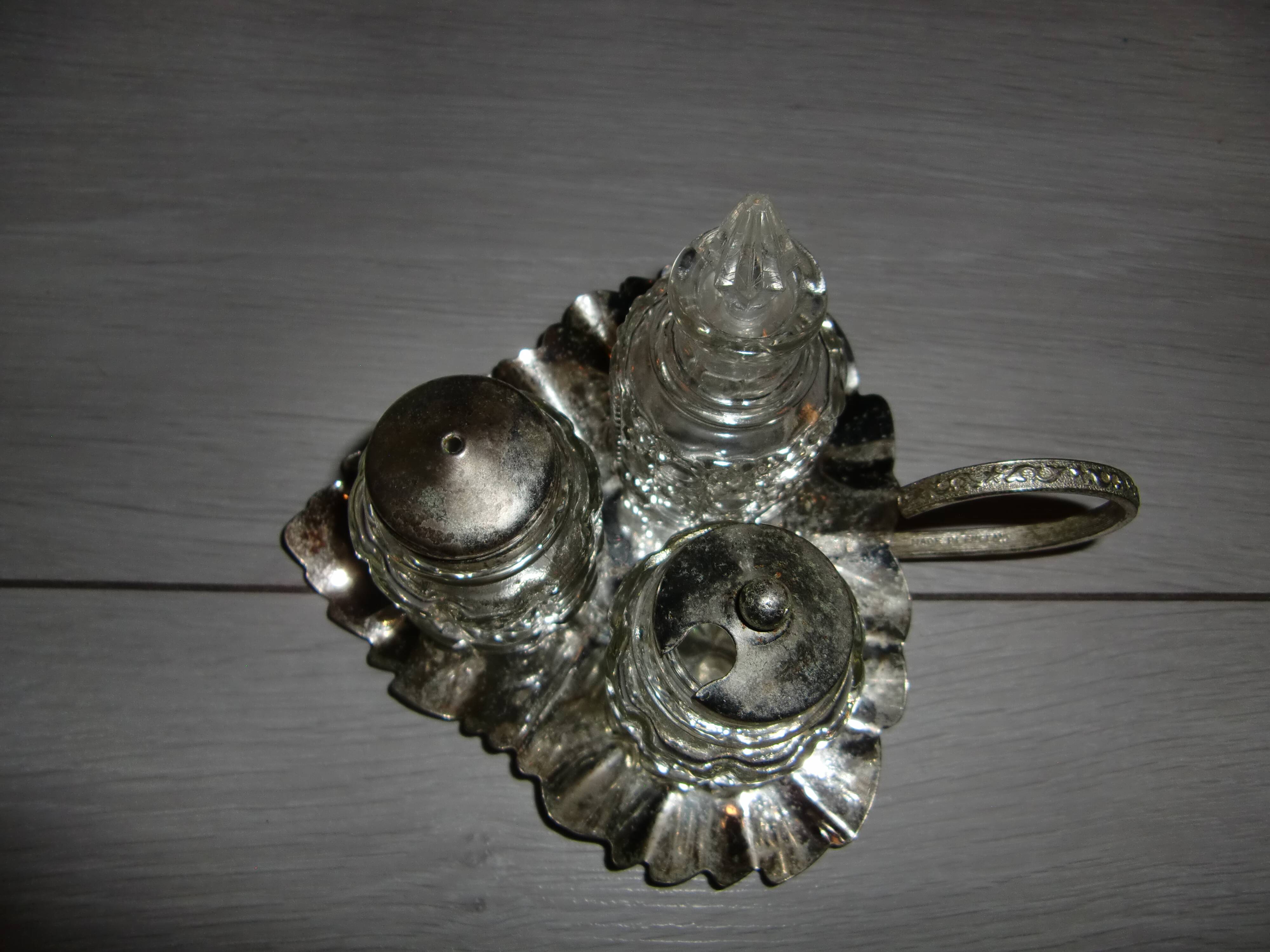 Petit nécessaire de table pour assaissonement des plats