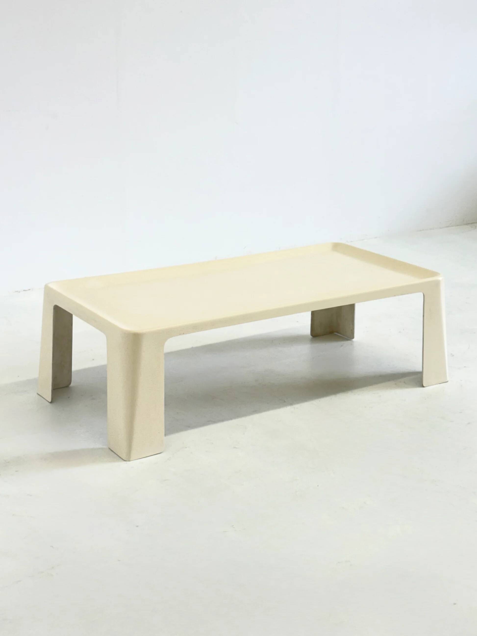 Amanta rectangular coffee table by Mario Bellini for C&B Italia in white