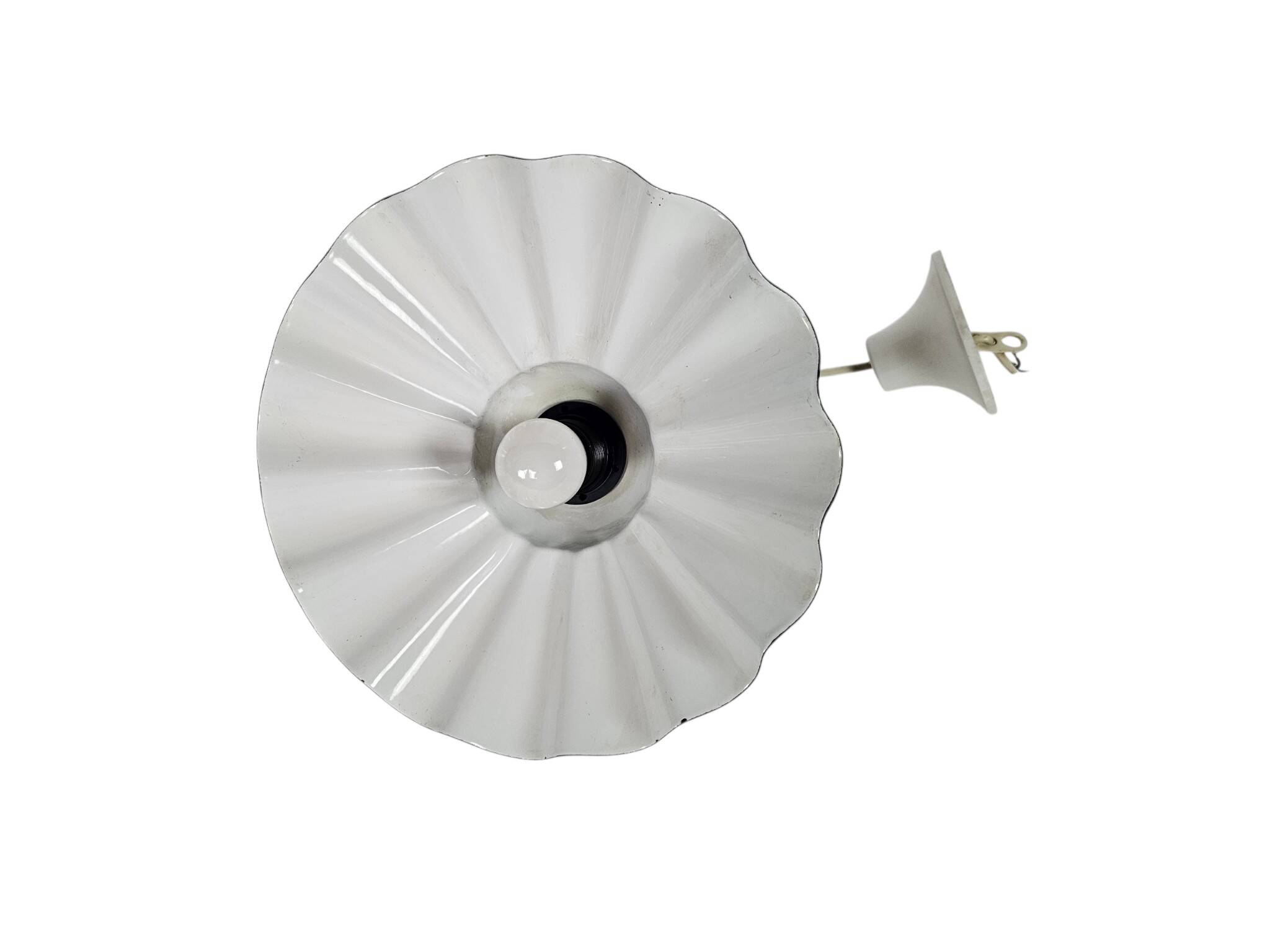 Vrieland Design – enamel – metal – scalloped edge – red/brown – 1970s