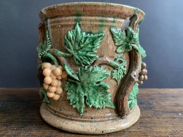 Grand pot en barbotine à décor de vignes du 19e siècle