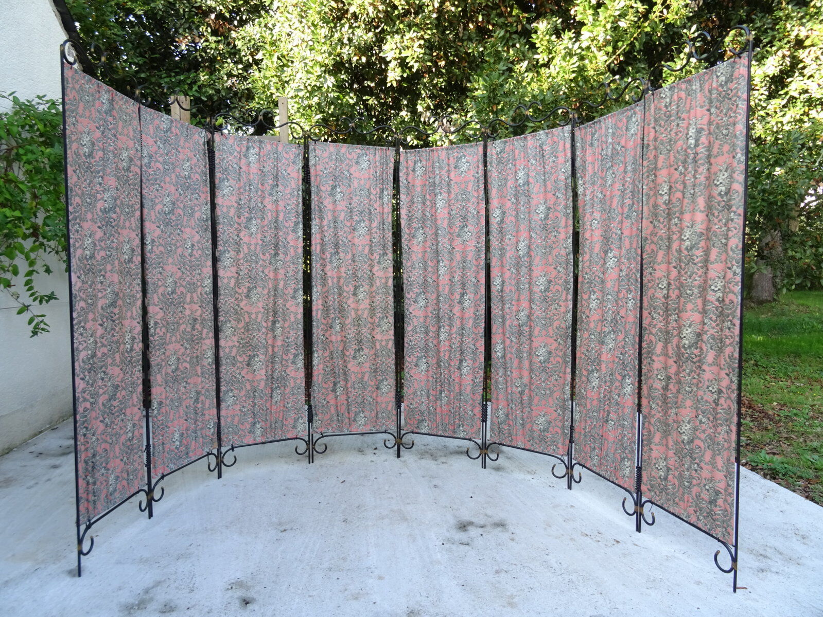 Large screen with 8 fronts