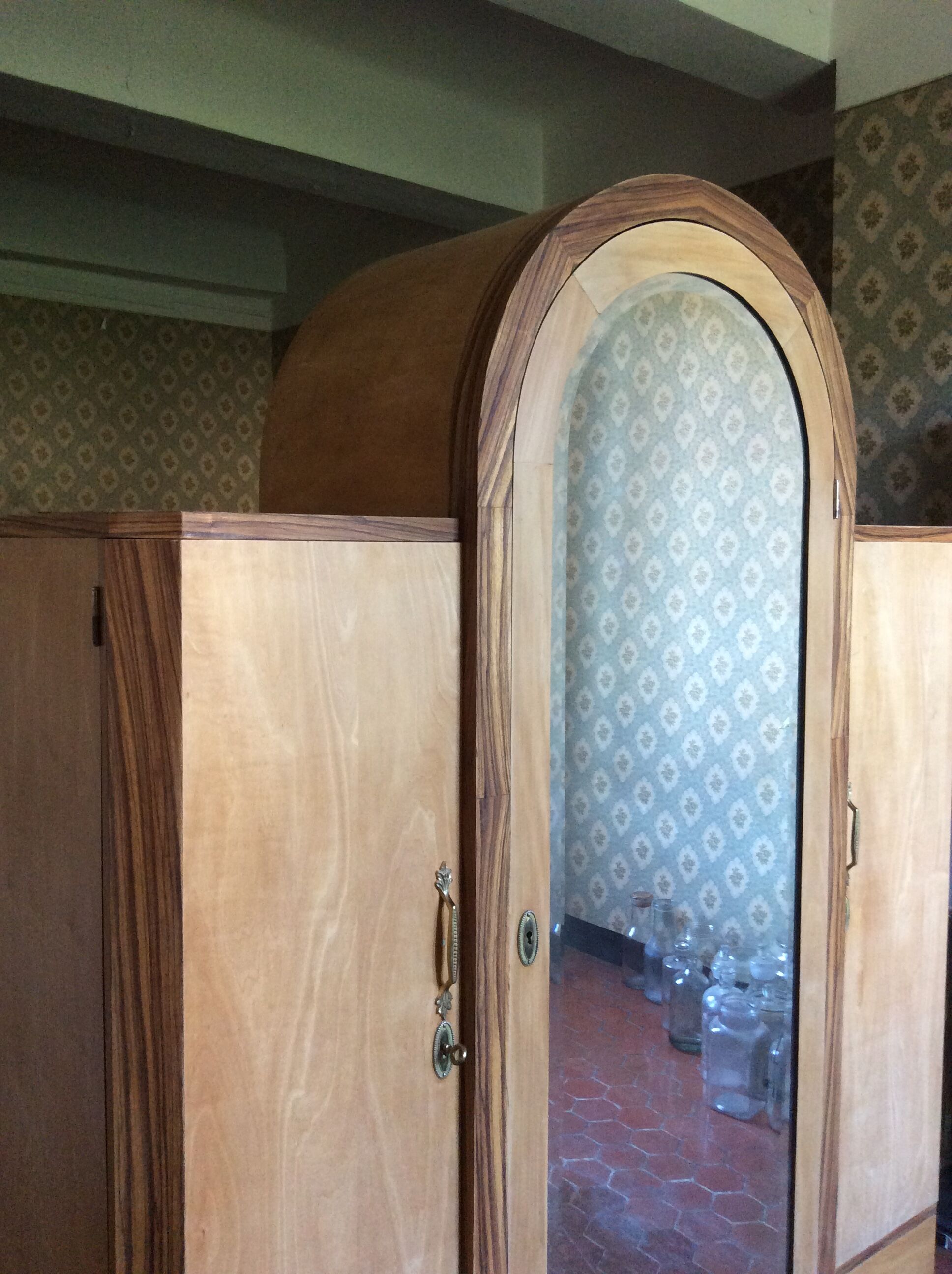 Ice-cream dressing closet with art deco dome