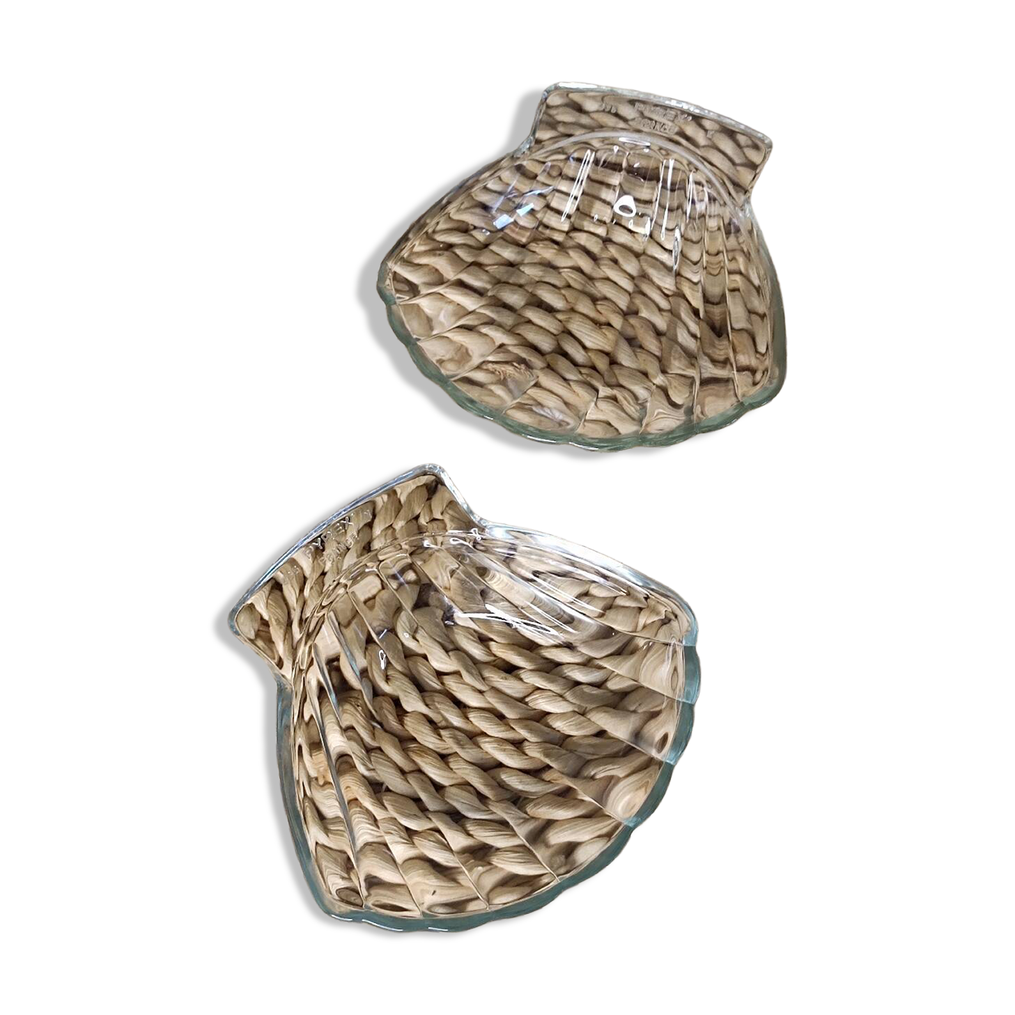 Shell-shaped glass bowls