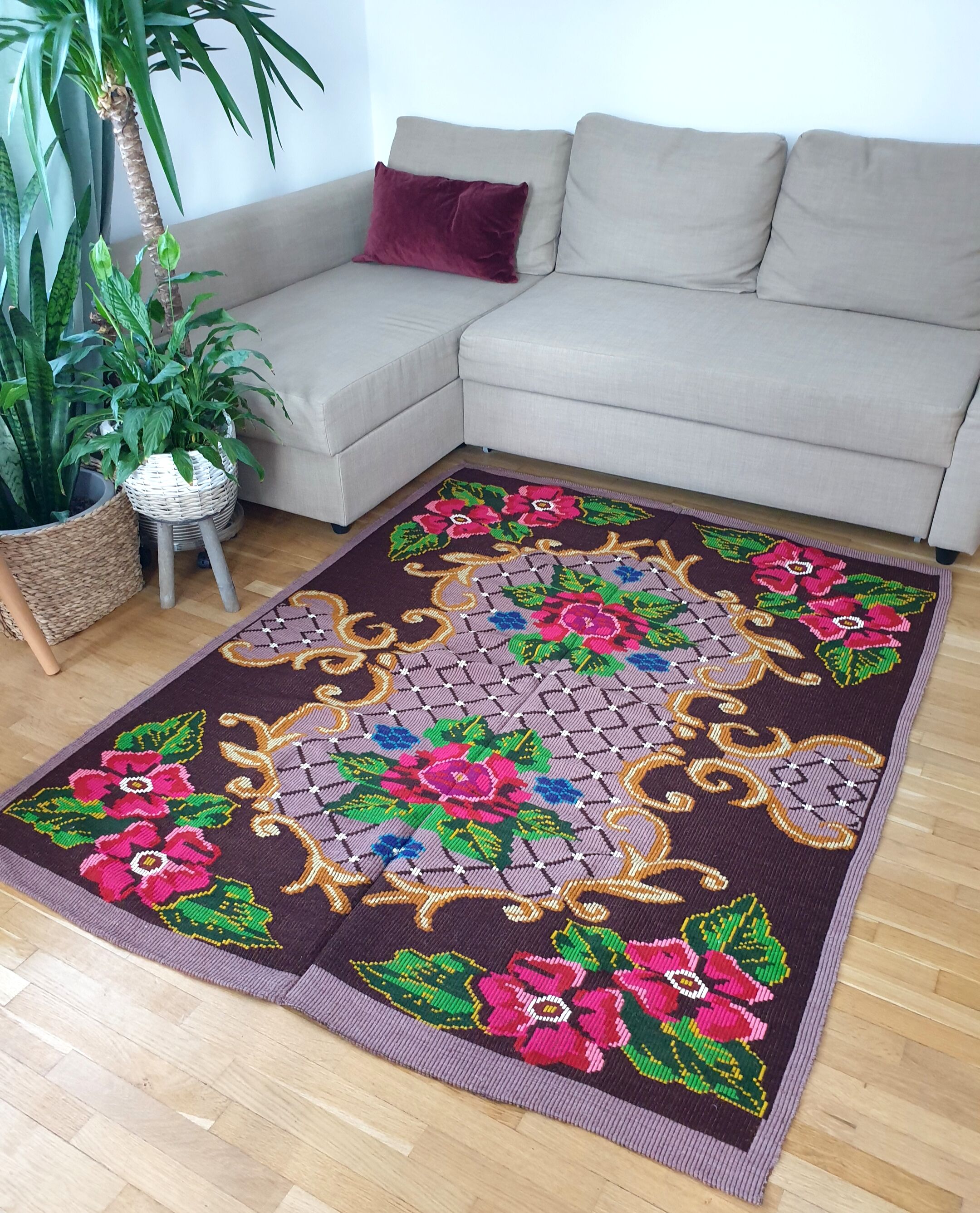 Boho chic Romanian carpet made by hand in wool, floral boho, lavender background with pink flowers 146x186cm