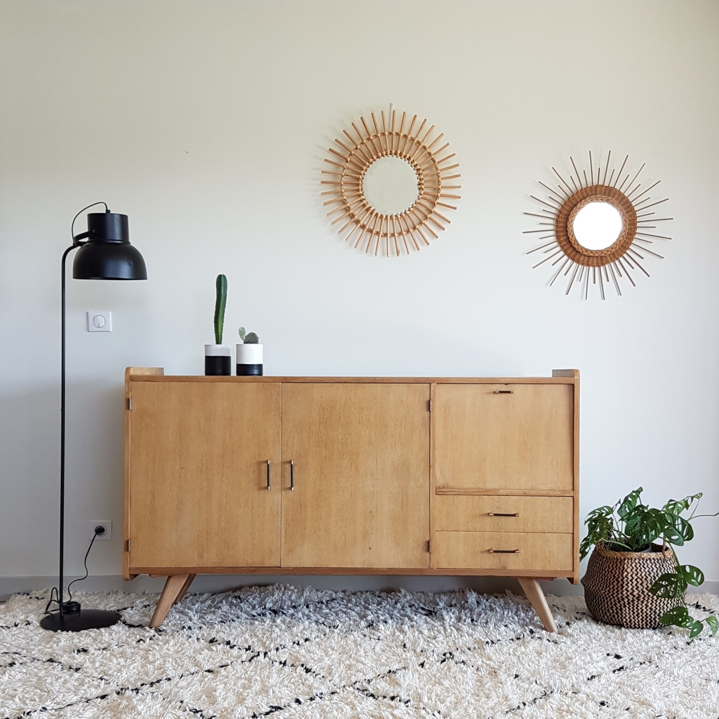 Sideboard vintage compass feet