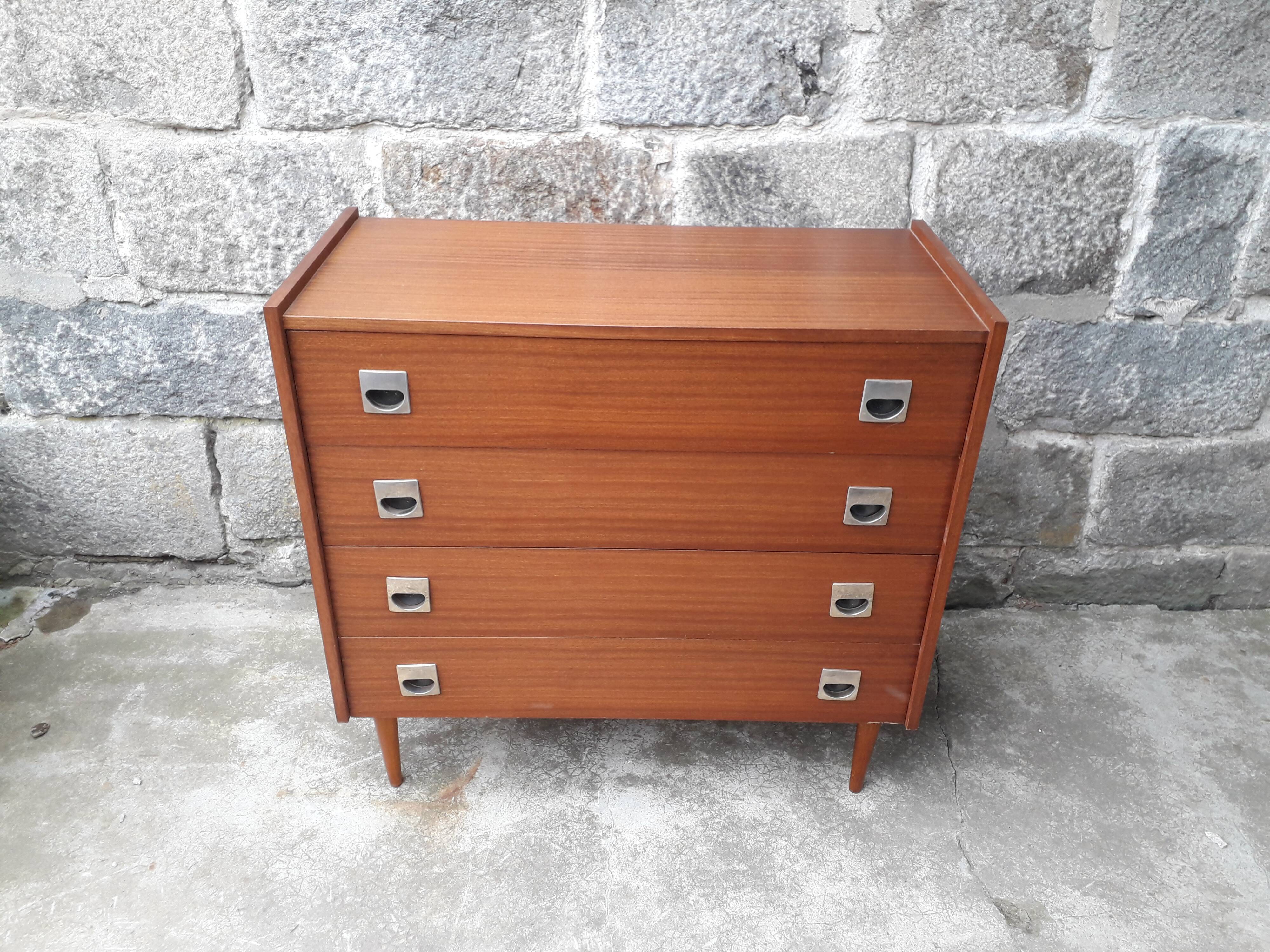 Commode vintage pieds fuseaux