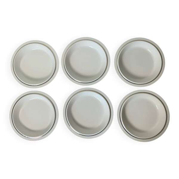 Assiettes blanches et argent