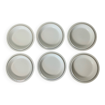 White and silver plates