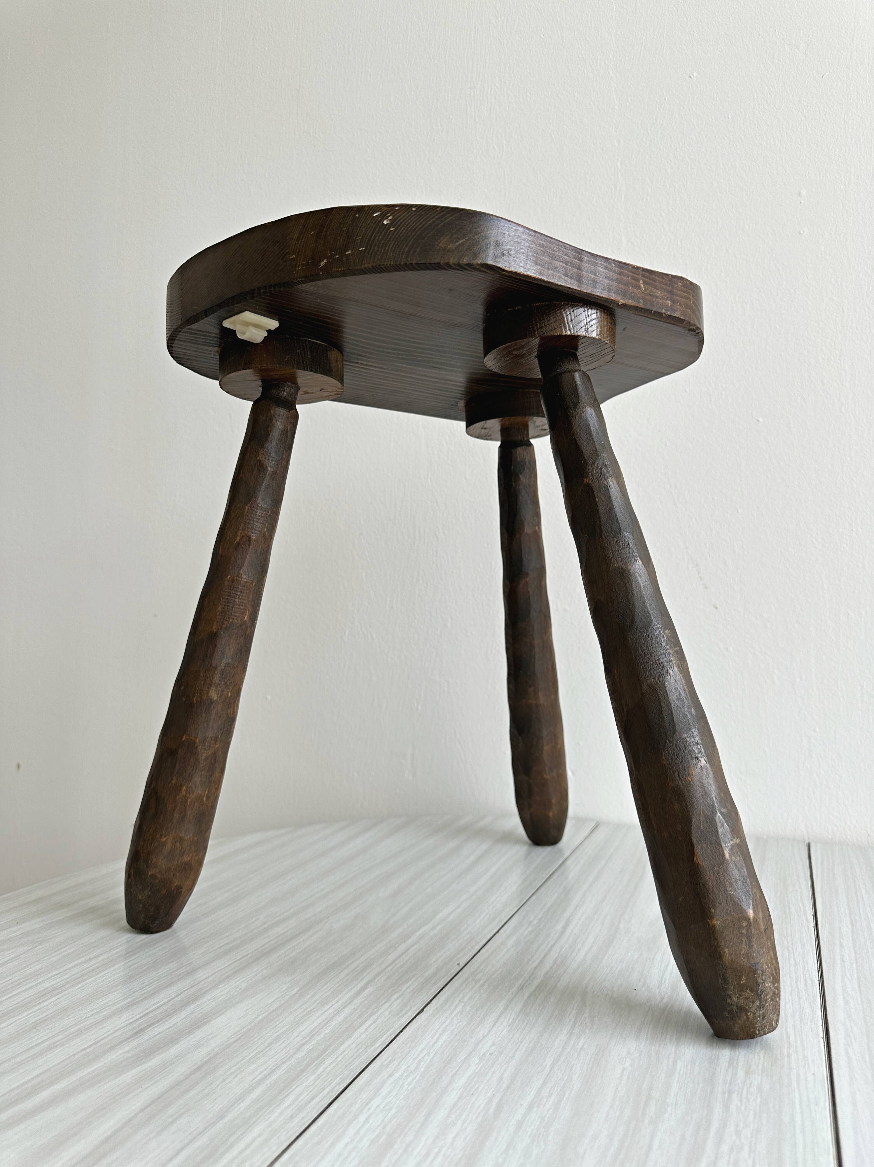Tabouret tripode ancien en bois foncé sculpté